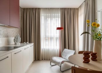 Laza, karakteres berendezés otthonról dolgozó nő lakásában