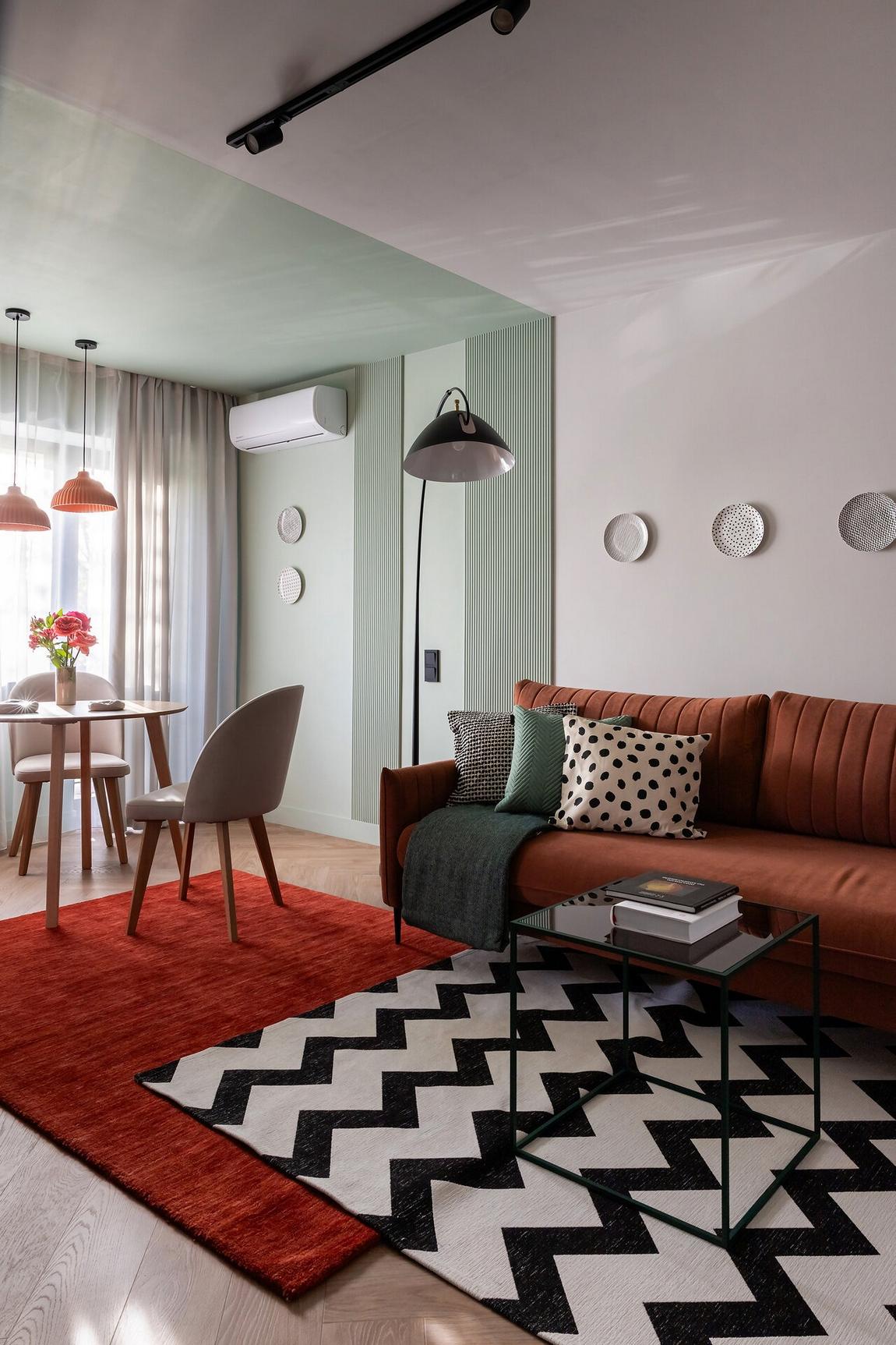 Lerobbant kétszobás lakás kelt új életre színes, hangulatos enteriőrrel