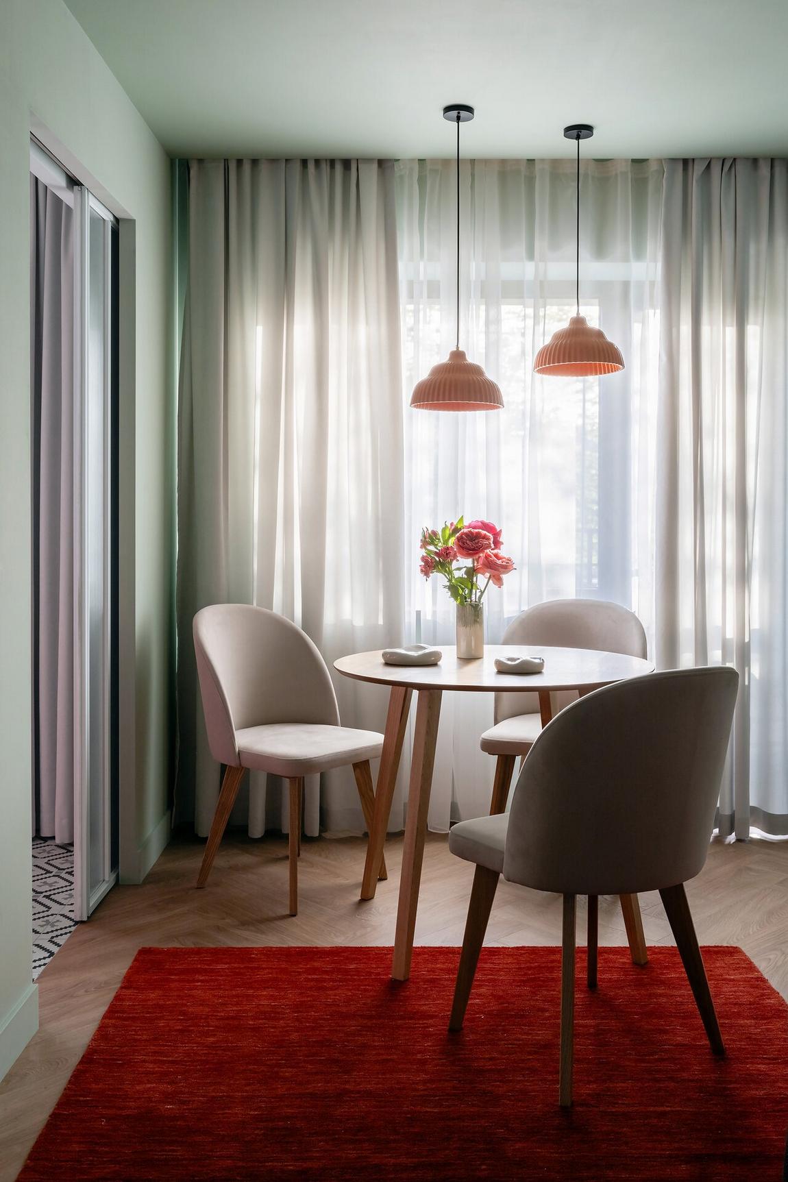 Lerobbant kétszobás lakás kelt új életre színes, hangulatos enteriőrrel