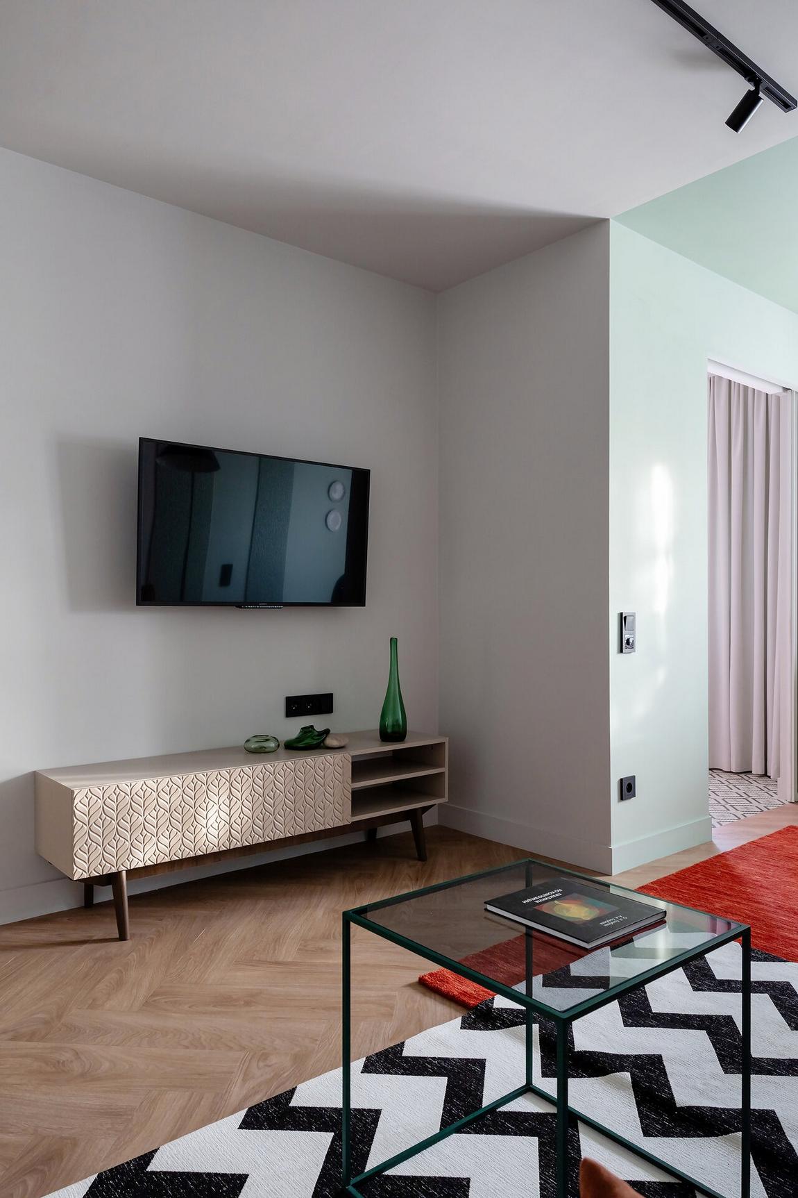 Lerobbant kétszobás lakás kelt új életre színes, hangulatos enteriőrrel