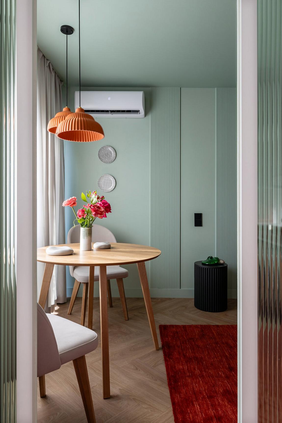 Lerobbant kétszobás lakás kelt új életre színes, hangulatos enteriőrrel