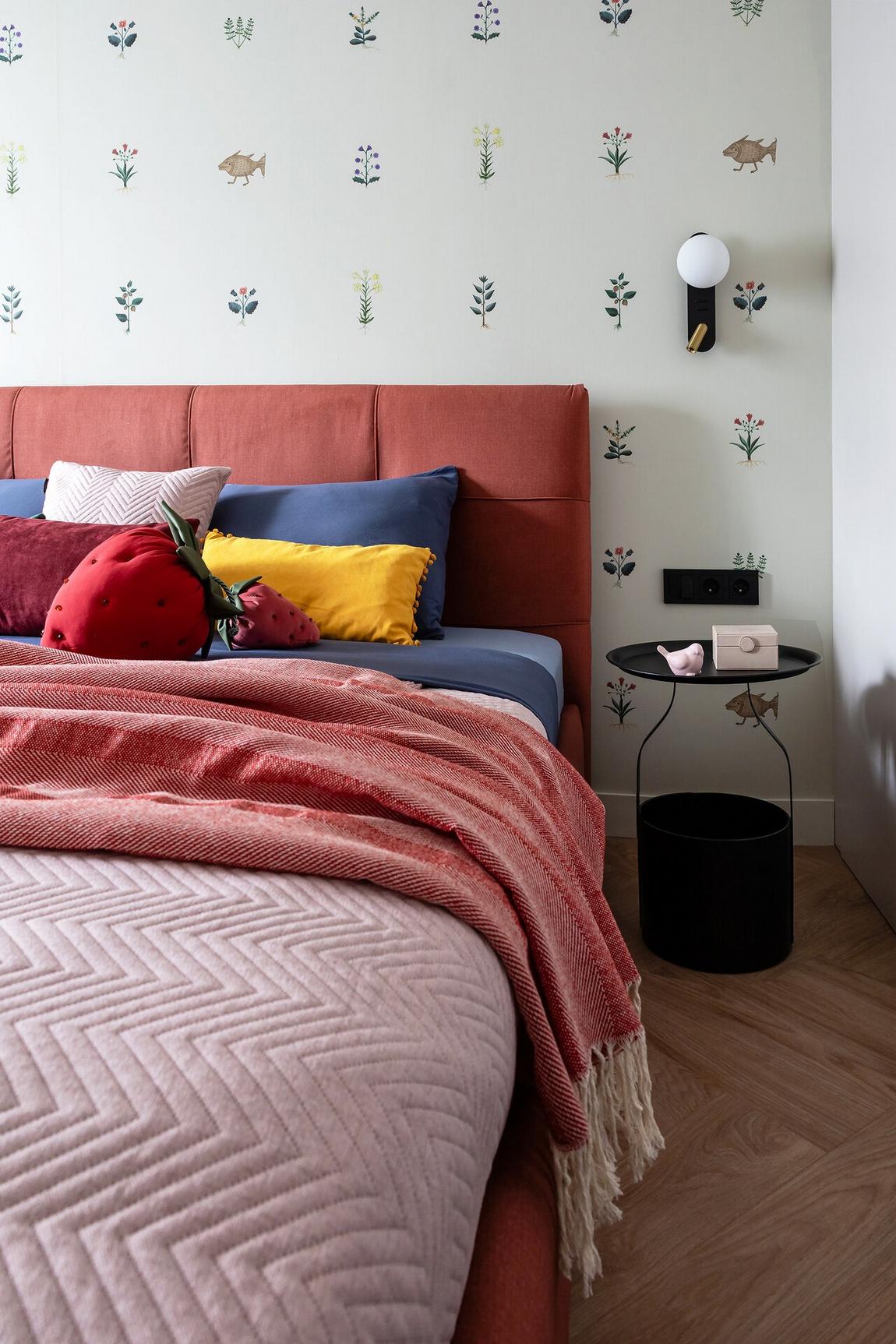 Lerobbant kétszobás lakás kelt új életre színes, hangulatos enteriőrrel