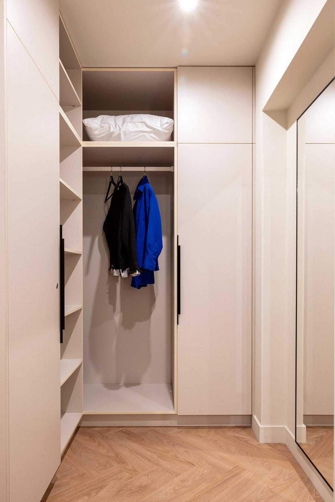 Lerobbant kétszobás lakás kelt új életre színes, hangulatos enteriőrrel