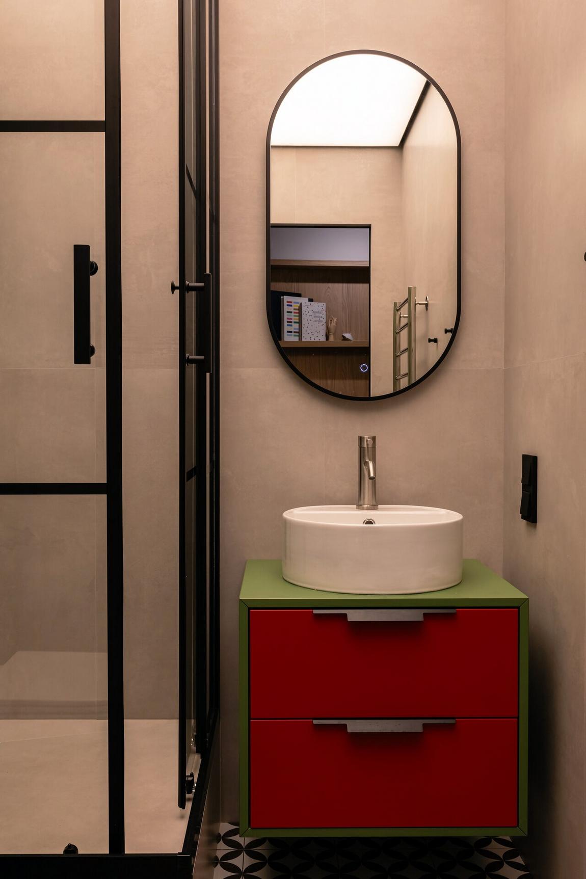 Lerobbant kétszobás lakás kelt új életre színes, hangulatos enteriőrrel