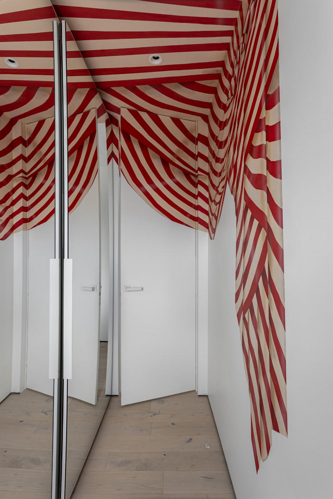 Meghökkentő és különleges piros-fehér enteriőr egy kreatív nő lakásában Meghökkentő és különleges piros-fehér enteriőr egy kreatív nő lakásában