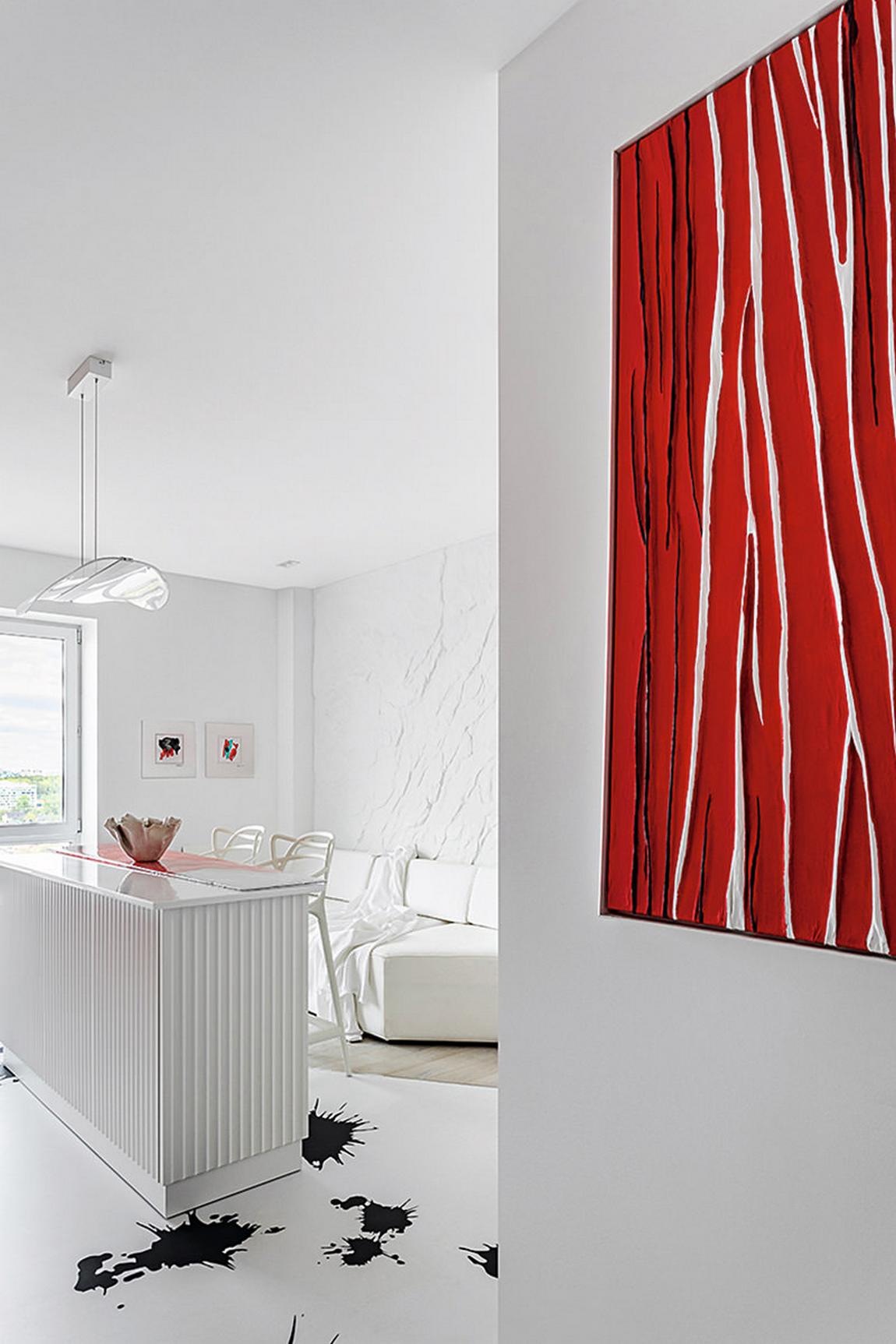 Meghökkentő és különleges piros-fehér enteriőr egy kreatív nő lakásában Meghökkentő és különleges piros-fehér enteriőr egy kreatív nő lakásában