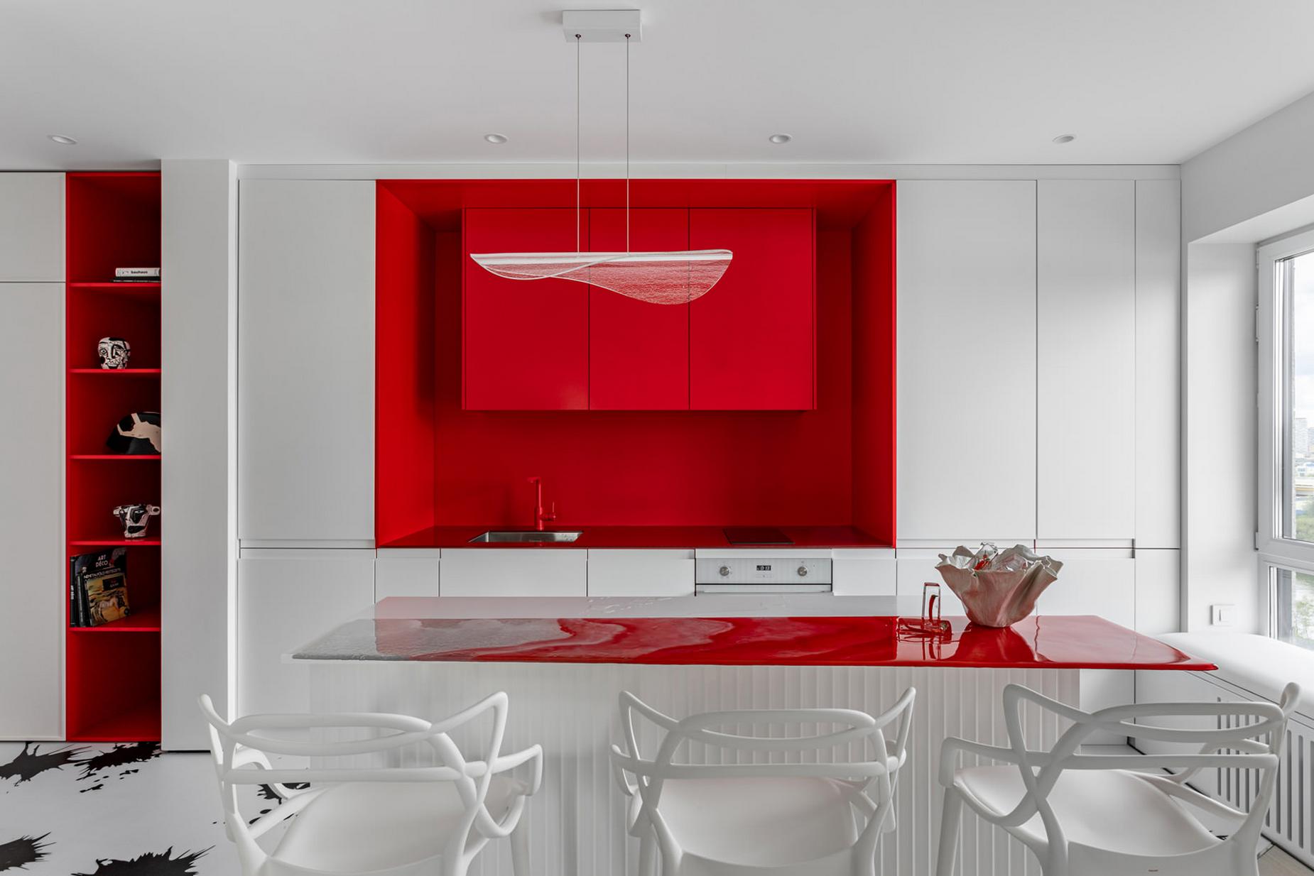 Meghökkentő és különleges piros-fehér enteriőr egy kreatív nő lakásában Meghökkentő és különleges piros-fehér enteriőr egy kreatív nő lakásában