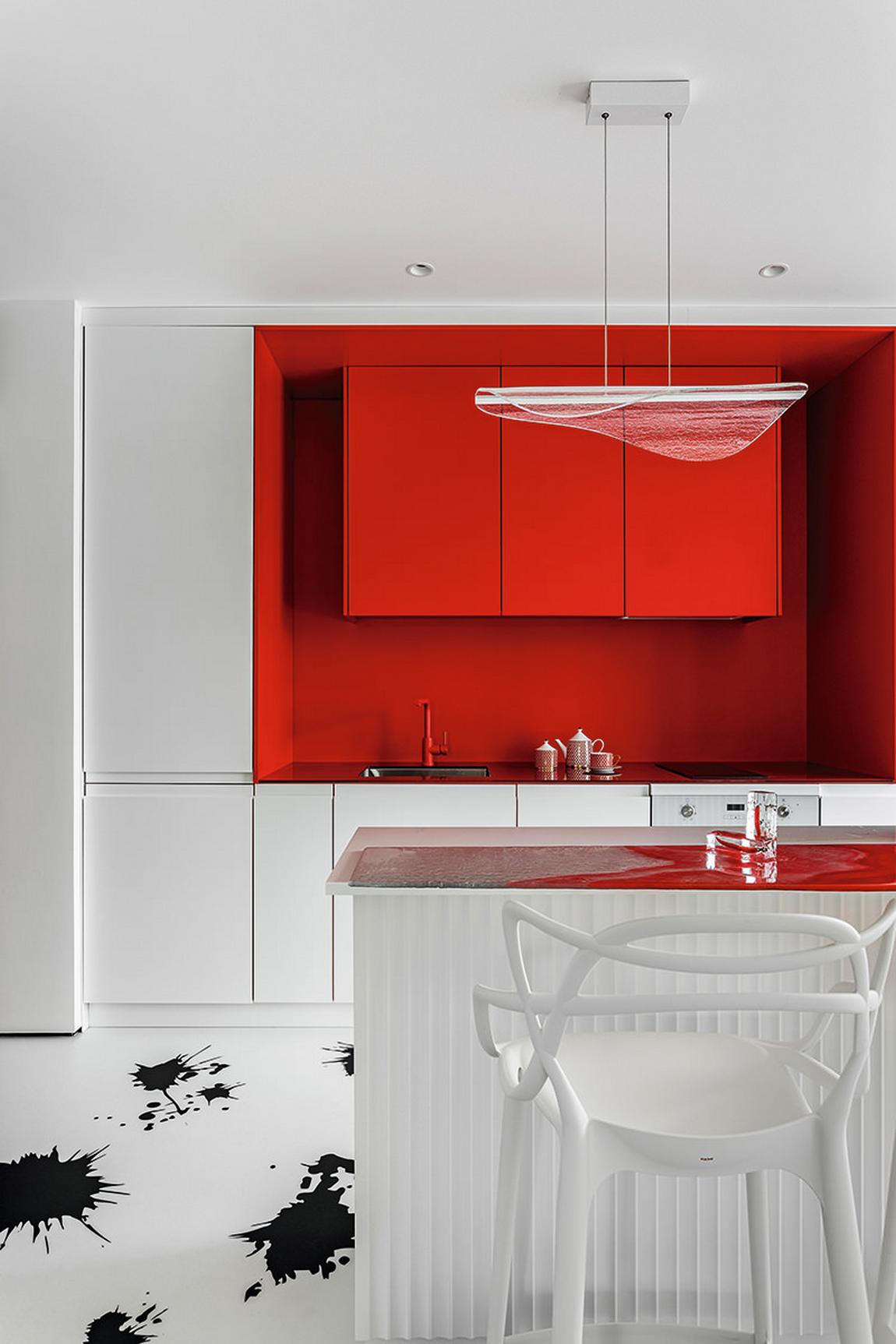 Meghökkentő és különleges piros-fehér enteriőr egy kreatív nő lakásában Meghökkentő és különleges piros-fehér enteriőr egy kreatív nő lakásában