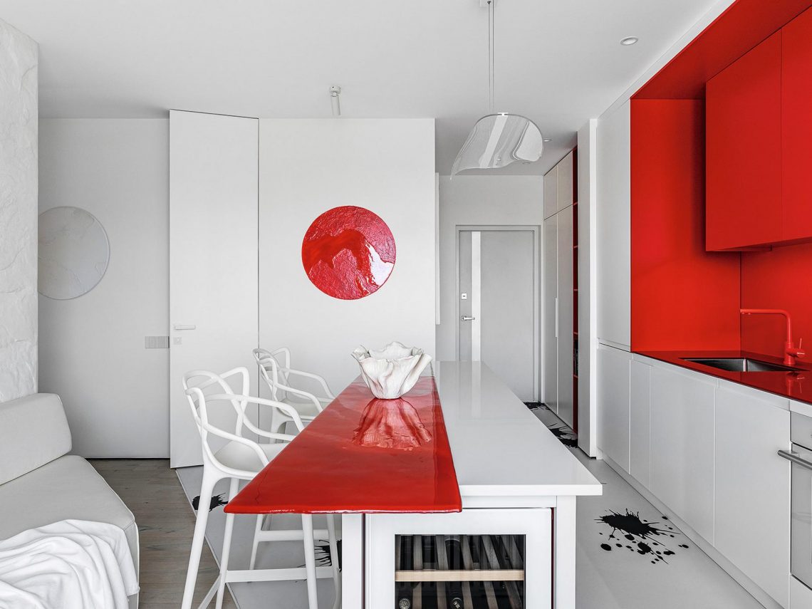 Meghökkentő és különleges piros-fehér enteriőr egy kreatív nő lakásában