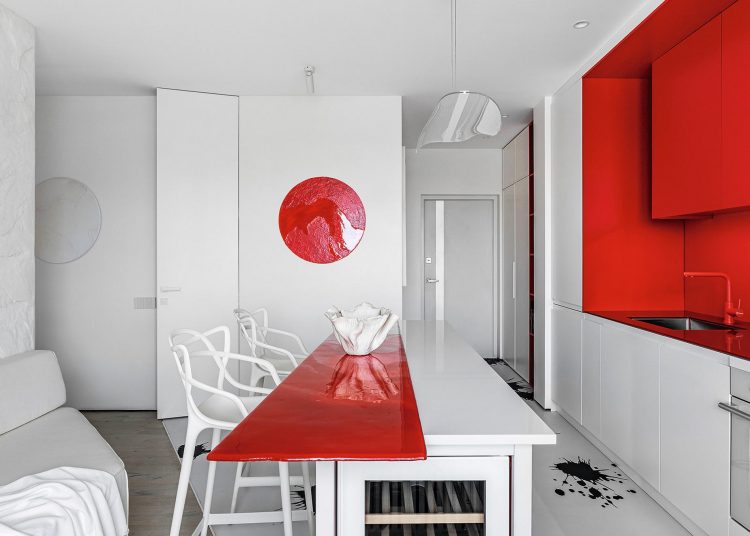 Meghökkentő és különleges piros-fehér enteriőr egy kreatív nő lakásában