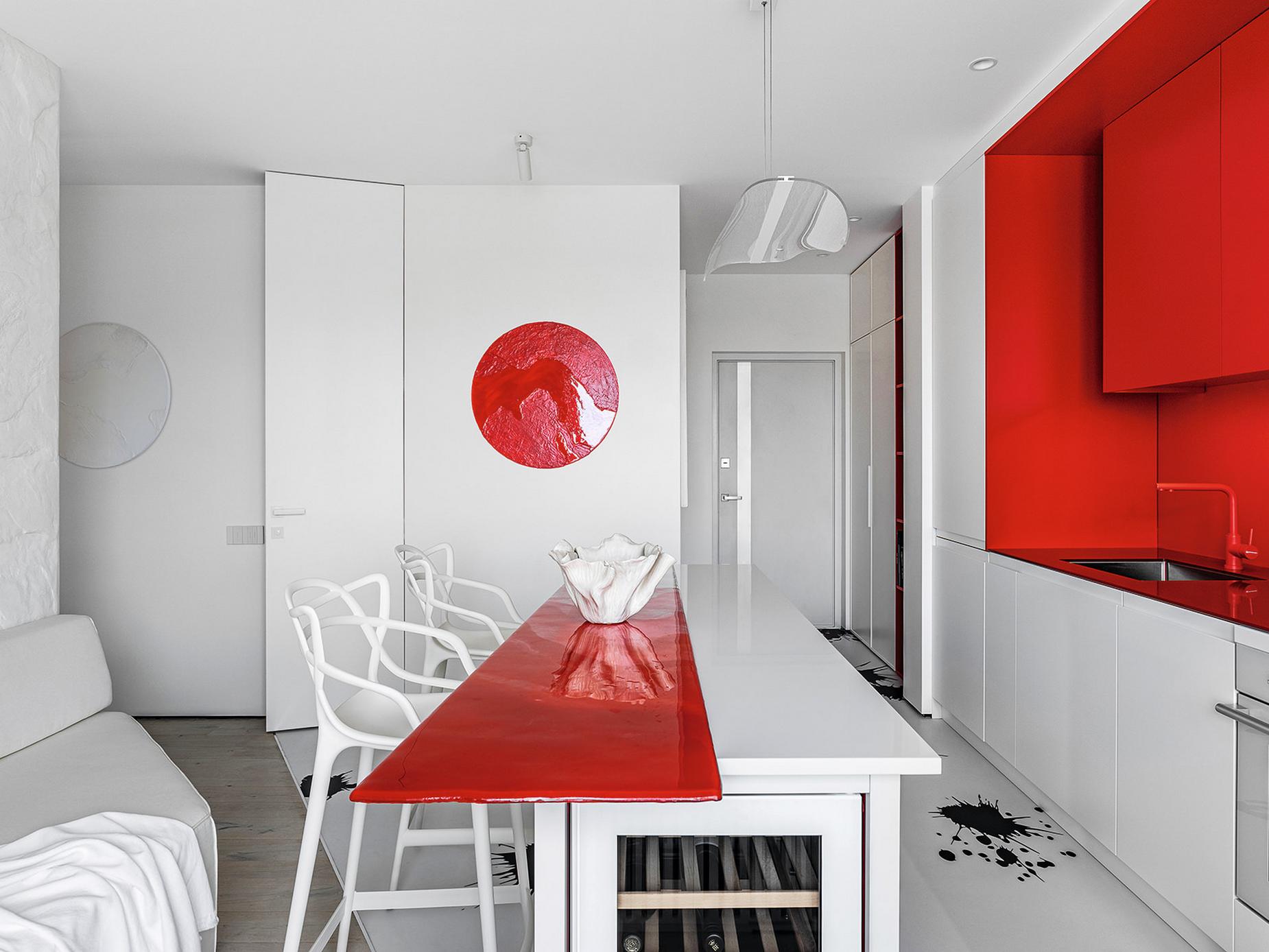 Meghökkentő és különleges piros-fehér enteriőr egy kreatív nő lakásában Meghökkentő és különleges piros-fehér enteriőr egy kreatív nő lakásában