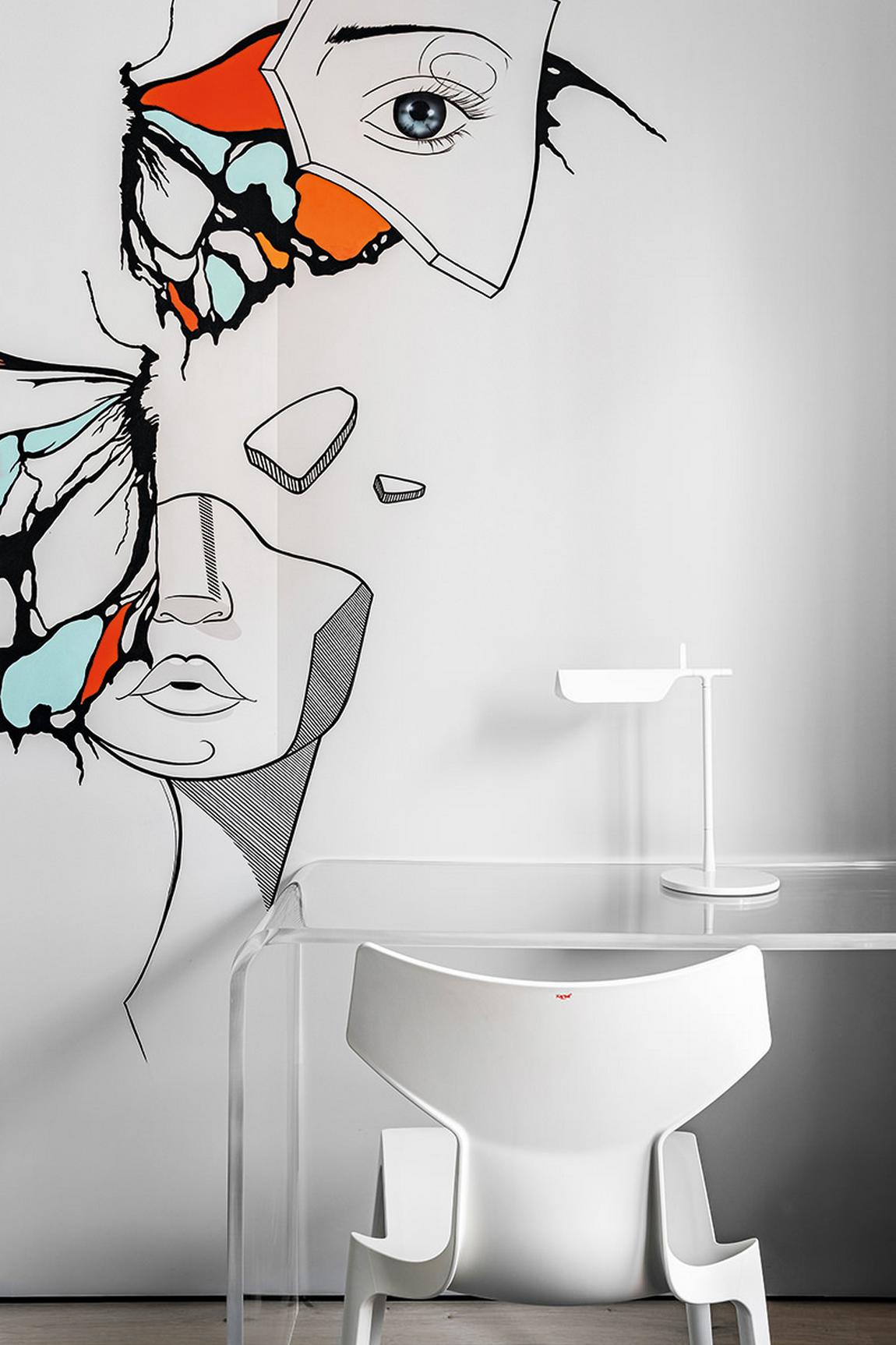 Meghökkentő és különleges piros-fehér enteriőr egy kreatív nő lakásában Meghökkentő és különleges piros-fehér enteriőr egy kreatív nő lakásában