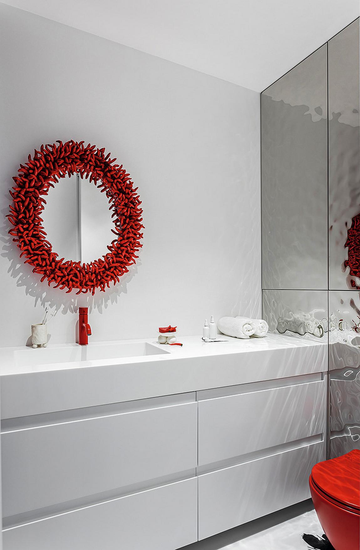 Meghökkentő és különleges piros-fehér enteriőr egy kreatív nő lakásában Meghökkentő és különleges piros-fehér enteriőr egy kreatív nő lakásában