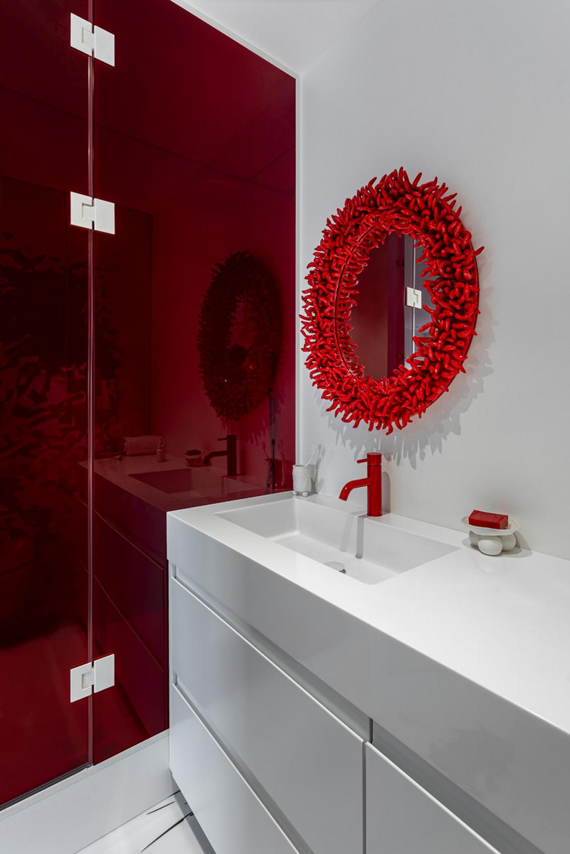 Meghökkentő és különleges piros-fehér enteriőr egy kreatív nő lakásában Meghökkentő és különleges piros-fehér enteriőr egy kreatív nő lakásában