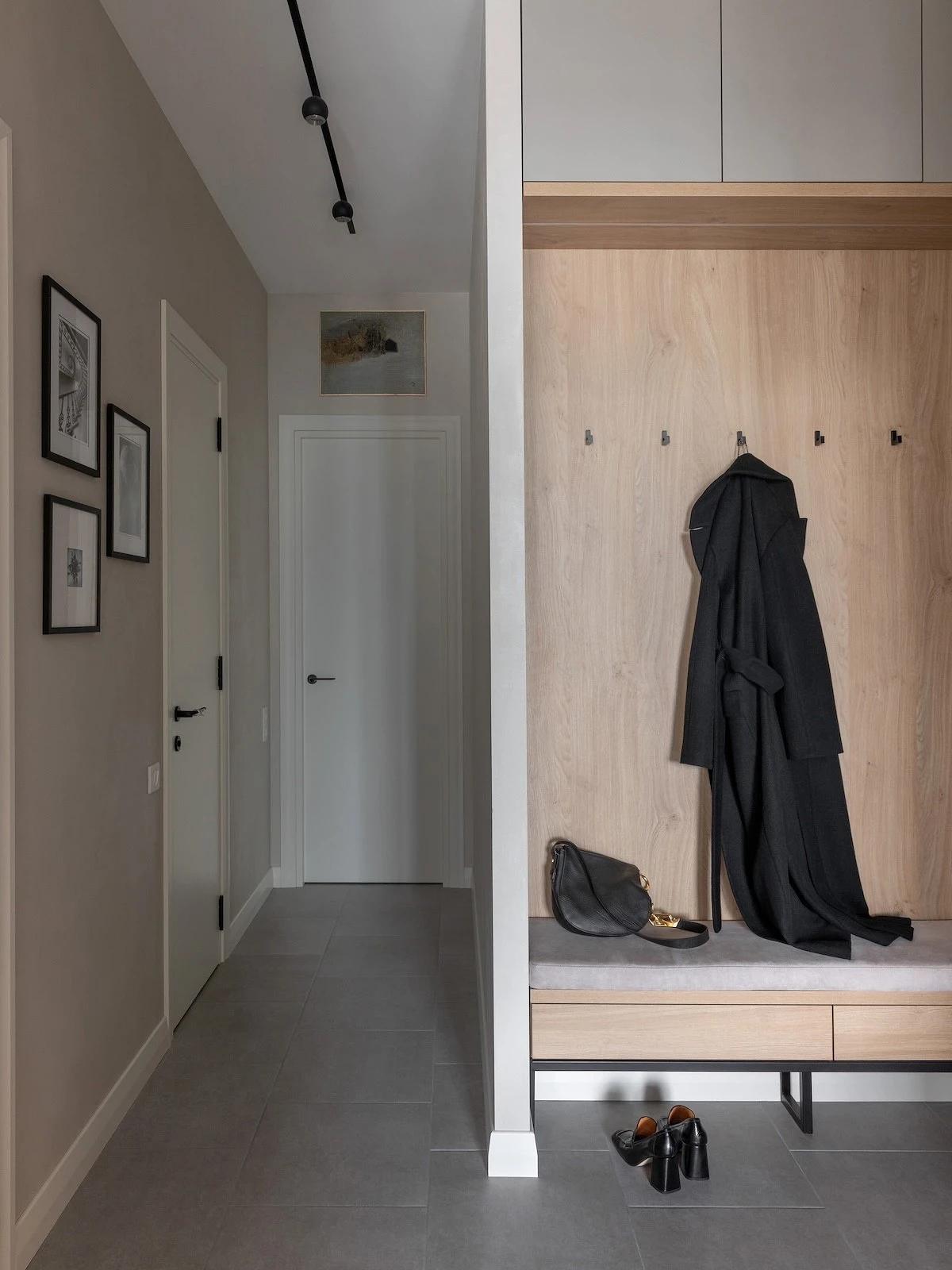 Melegséget sugárzó lágy szürke otthon, anya és kamasz fia otthona Melegséget sugárzó lágy szürke otthon, anya és kamasz fia otthona