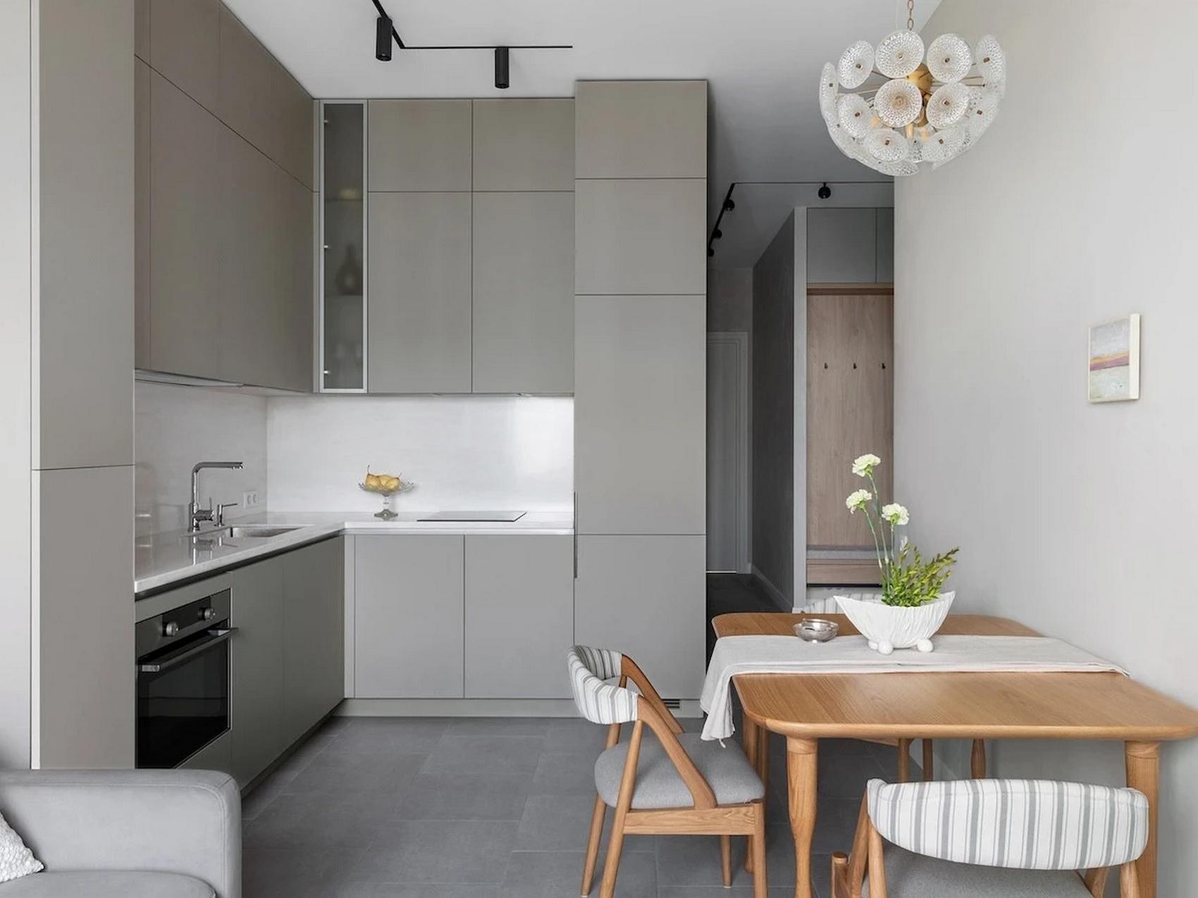 Melegséget sugárzó lágy szürke otthon, anya és kamasz fia otthona Melegséget sugárzó lágy szürke otthon, anya és kamasz fia otthona