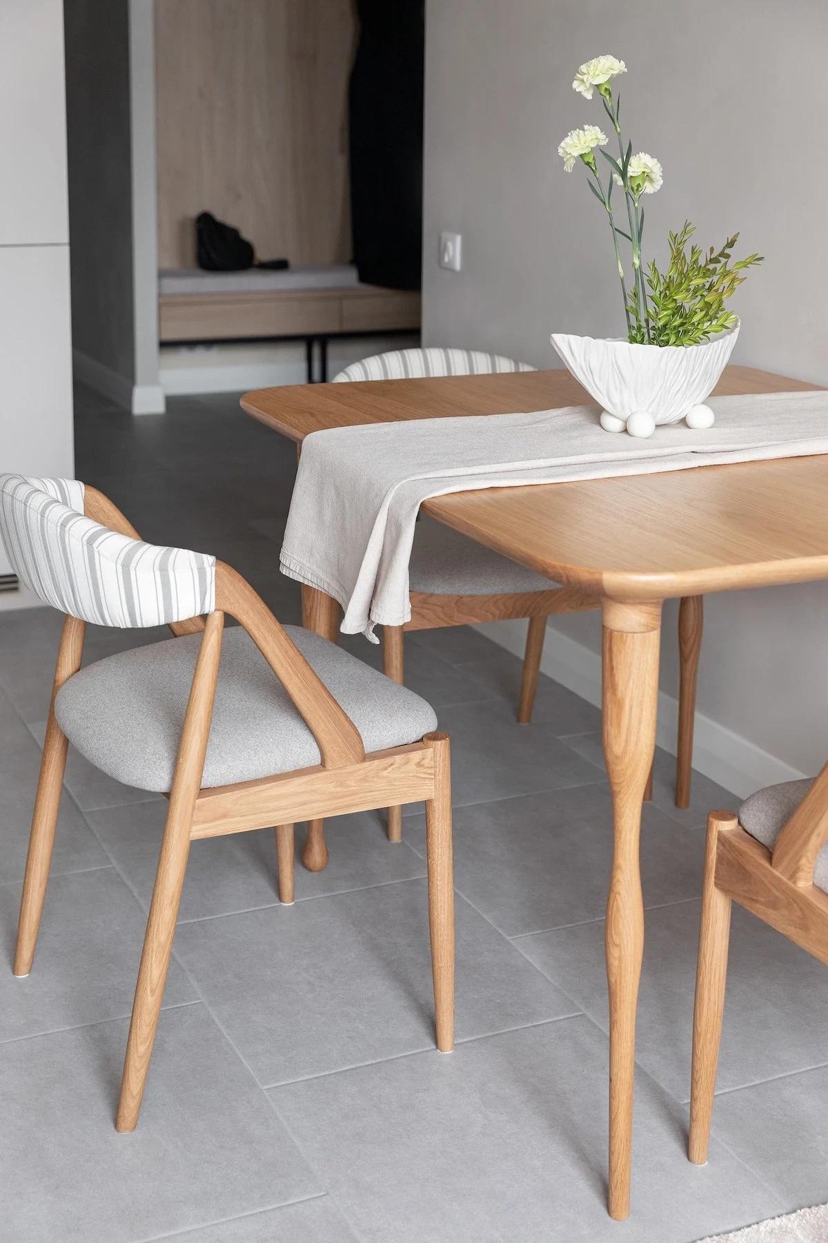 Melegséget sugárzó lágy szürke otthon, anya és kamasz fia otthona Melegséget sugárzó lágy szürke otthon, anya és kamasz fia otthona