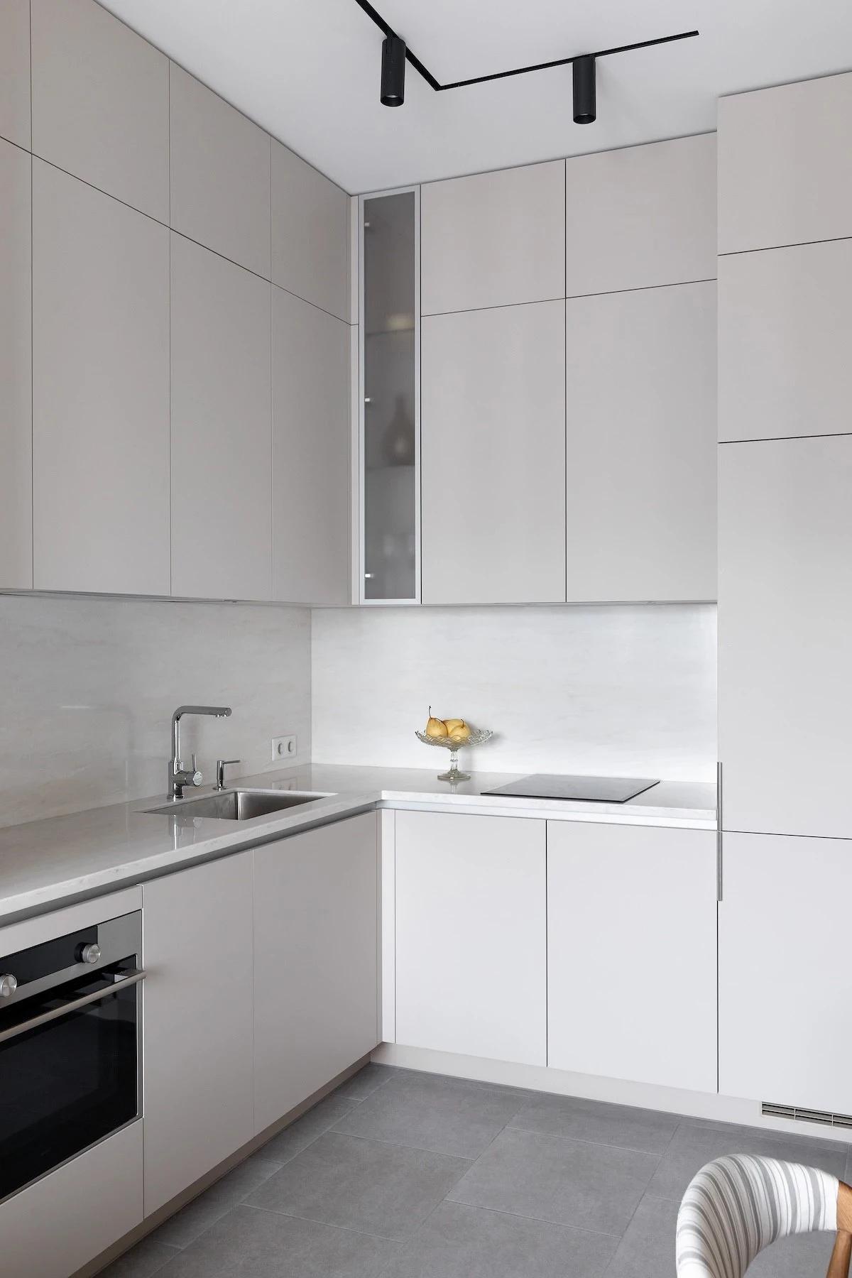 Melegséget sugárzó lágy szürke otthon, anya és kamasz fia otthona Melegséget sugárzó lágy szürke otthon, anya és kamasz fia otthona