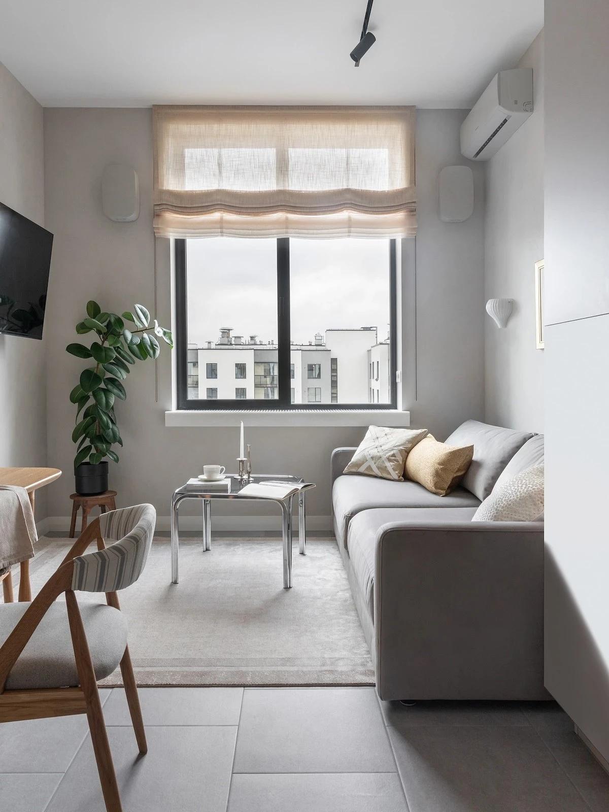 Melegséget sugárzó lágy szürke otthon, anya és kamasz fia otthona Melegséget sugárzó lágy szürke otthon, anya és kamasz fia otthona