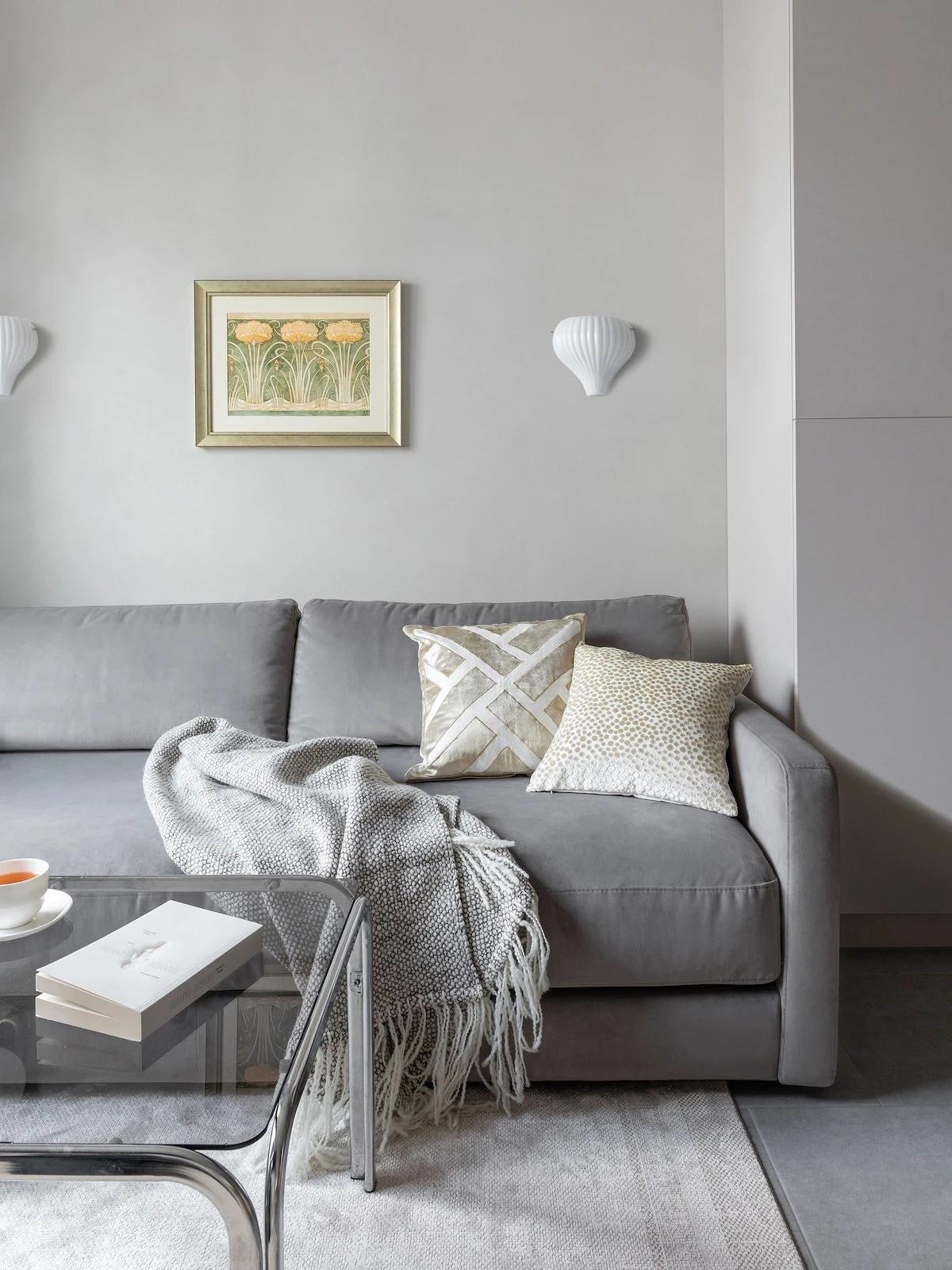 Melegséget sugárzó lágy szürke otthon, anya és kamasz fia otthona Melegséget sugárzó lágy szürke otthon, anya és kamasz fia otthona