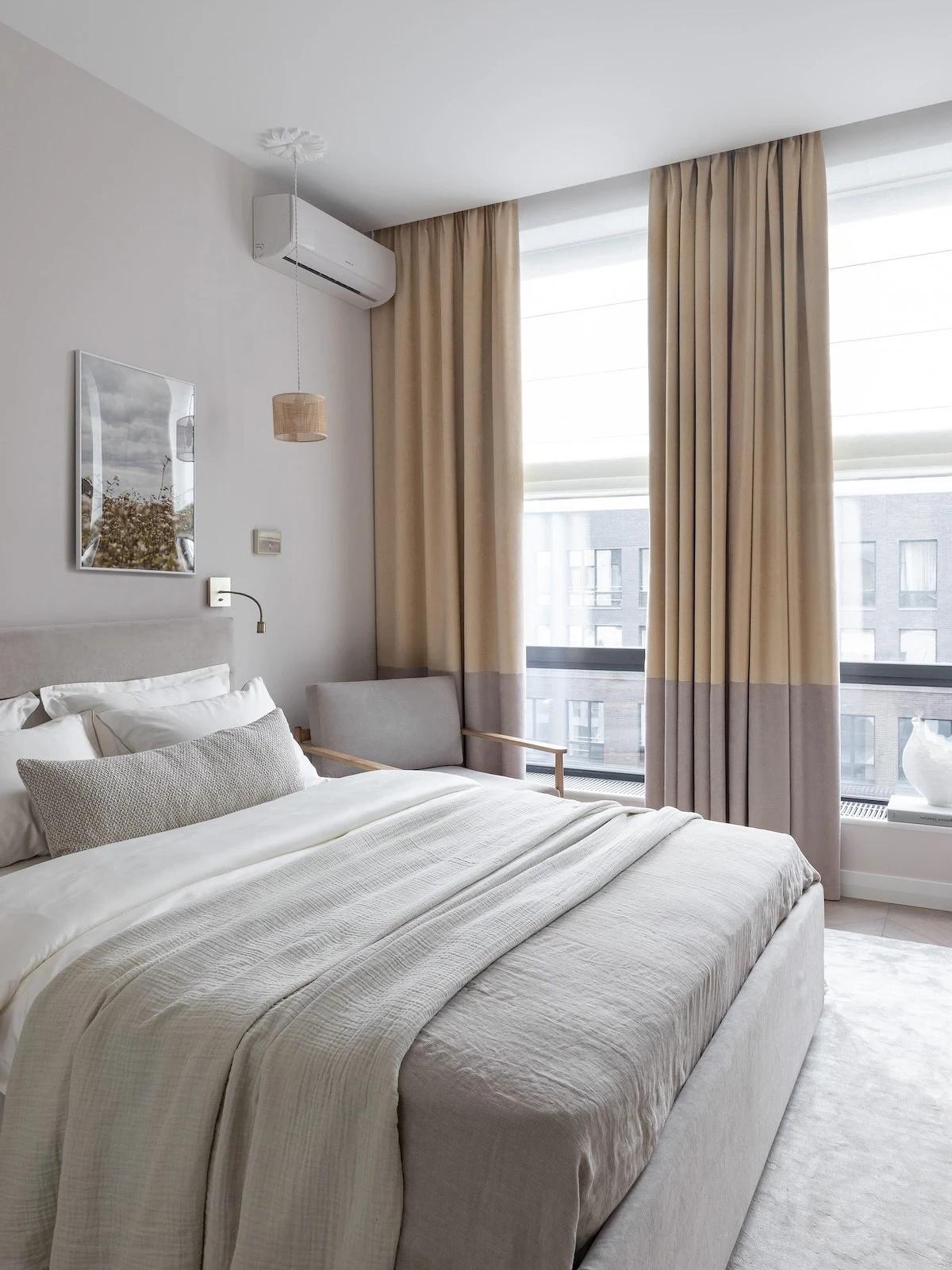 Melegséget sugárzó lágy szürke otthon, anya és kamasz fia otthona Melegséget sugárzó lágy szürke otthon, anya és kamasz fia otthona