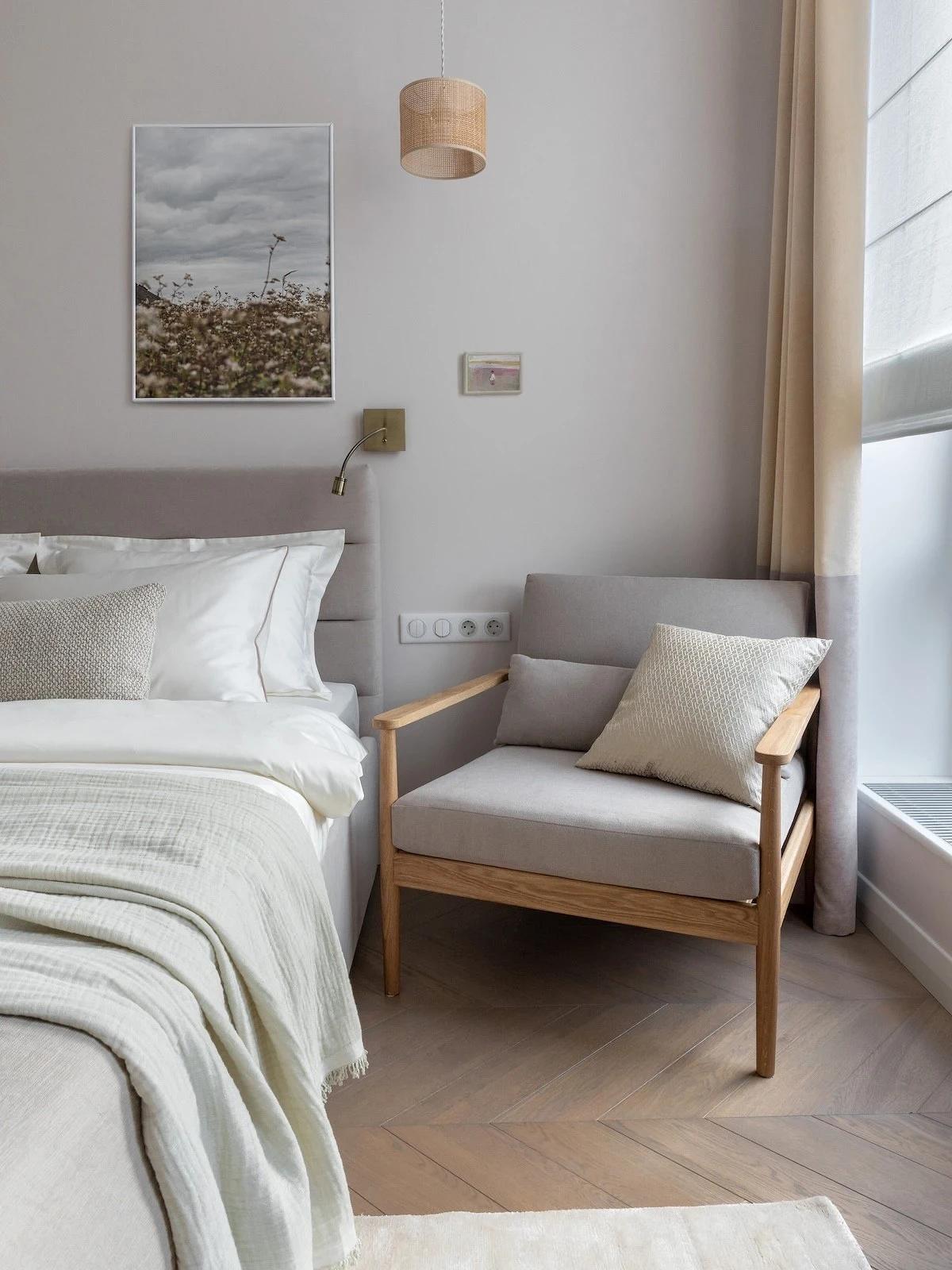 Melegséget sugárzó lágy szürke otthon, anya és kamasz fia otthona Melegséget sugárzó lágy szürke otthon, anya és kamasz fia otthona