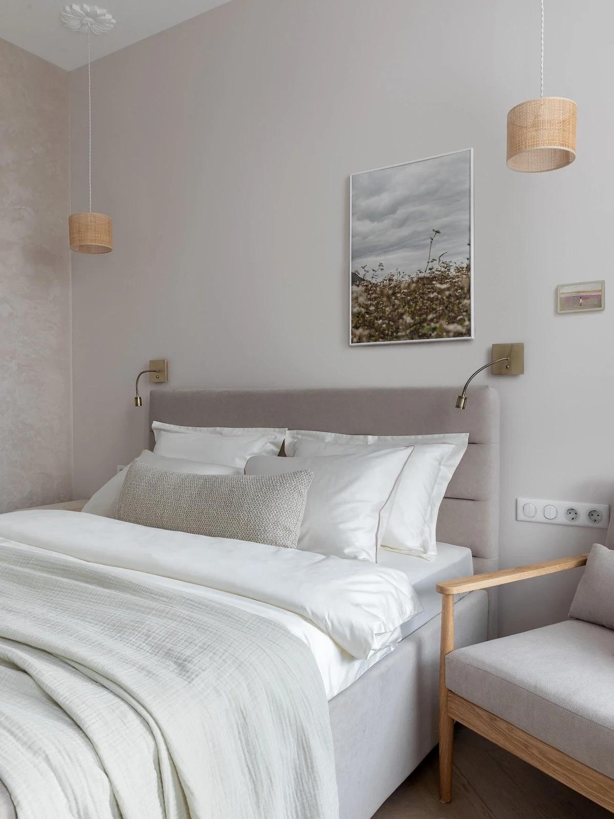 Melegséget sugárzó lágy szürke otthon, anya és kamasz fia otthona Melegséget sugárzó lágy szürke otthon, anya és kamasz fia otthona