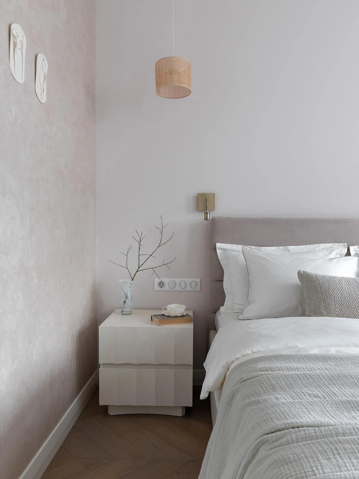 Melegséget sugárzó lágy szürke otthon, anya és kamasz fia otthona Melegséget sugárzó lágy szürke otthon, anya és kamasz fia otthona