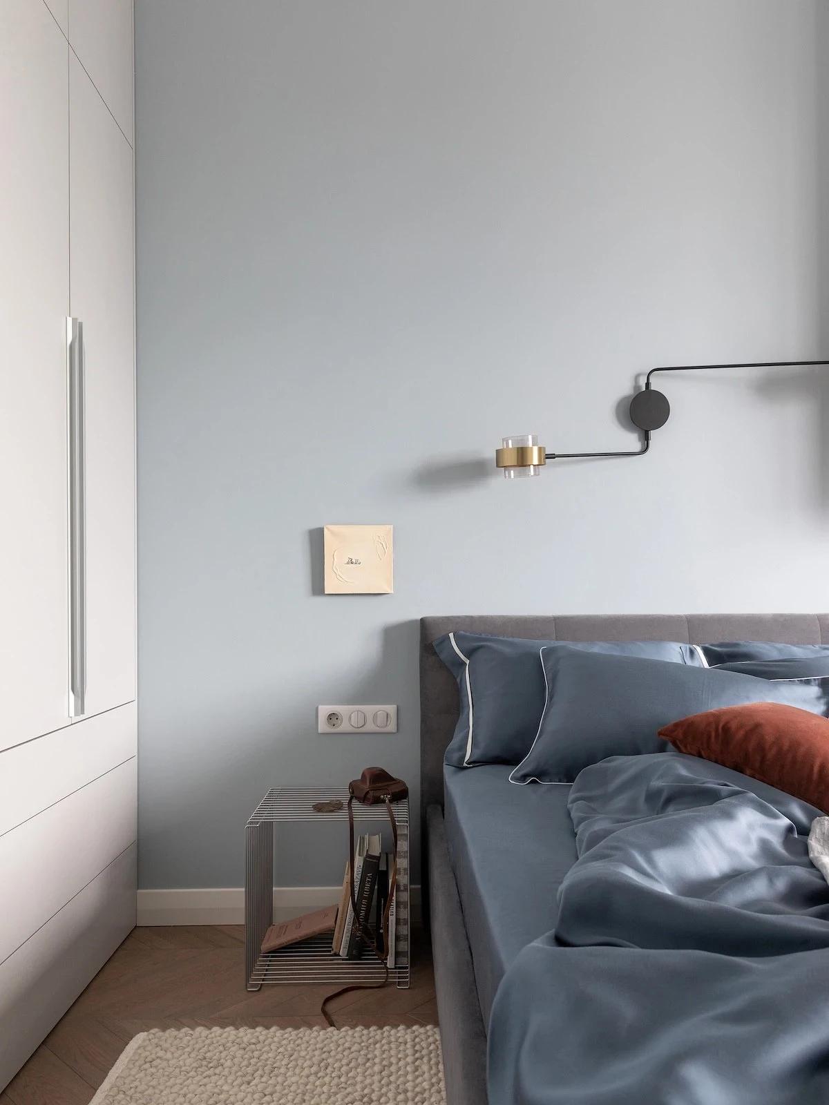 Melegséget sugárzó lágy szürke otthon, anya és kamasz fia otthona Melegséget sugárzó lágy szürke otthon, anya és kamasz fia otthona