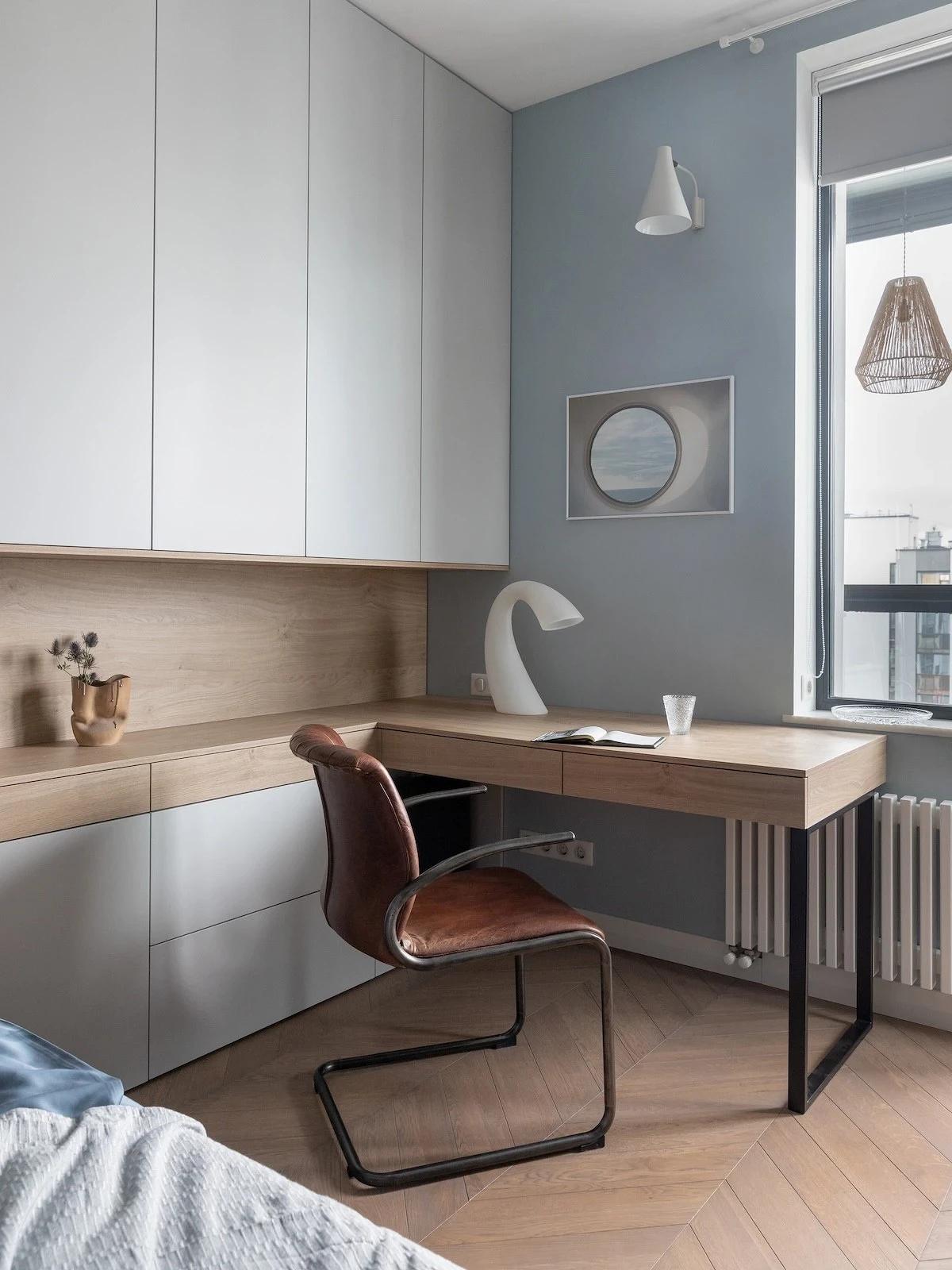 Melegséget sugárzó lágy szürke otthon, anya és kamasz fia otthona Melegséget sugárzó lágy szürke otthon, anya és kamasz fia otthona