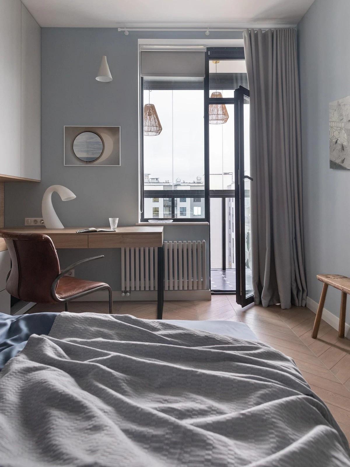 Melegséget sugárzó lágy szürke otthon, anya és kamasz fia otthona Melegséget sugárzó lágy szürke otthon, anya és kamasz fia otthona