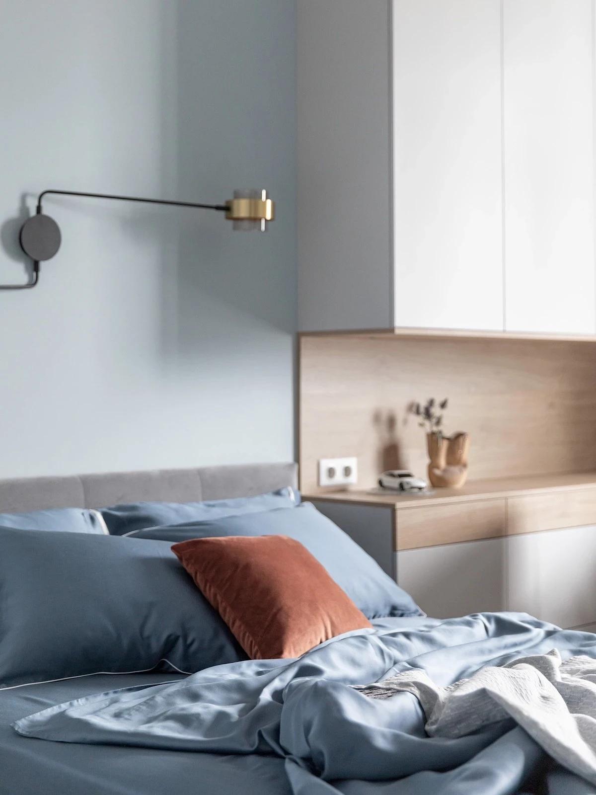 Melegséget sugárzó lágy szürke otthon, anya és kamasz fia otthona Melegséget sugárzó lágy szürke otthon, anya és kamasz fia otthona