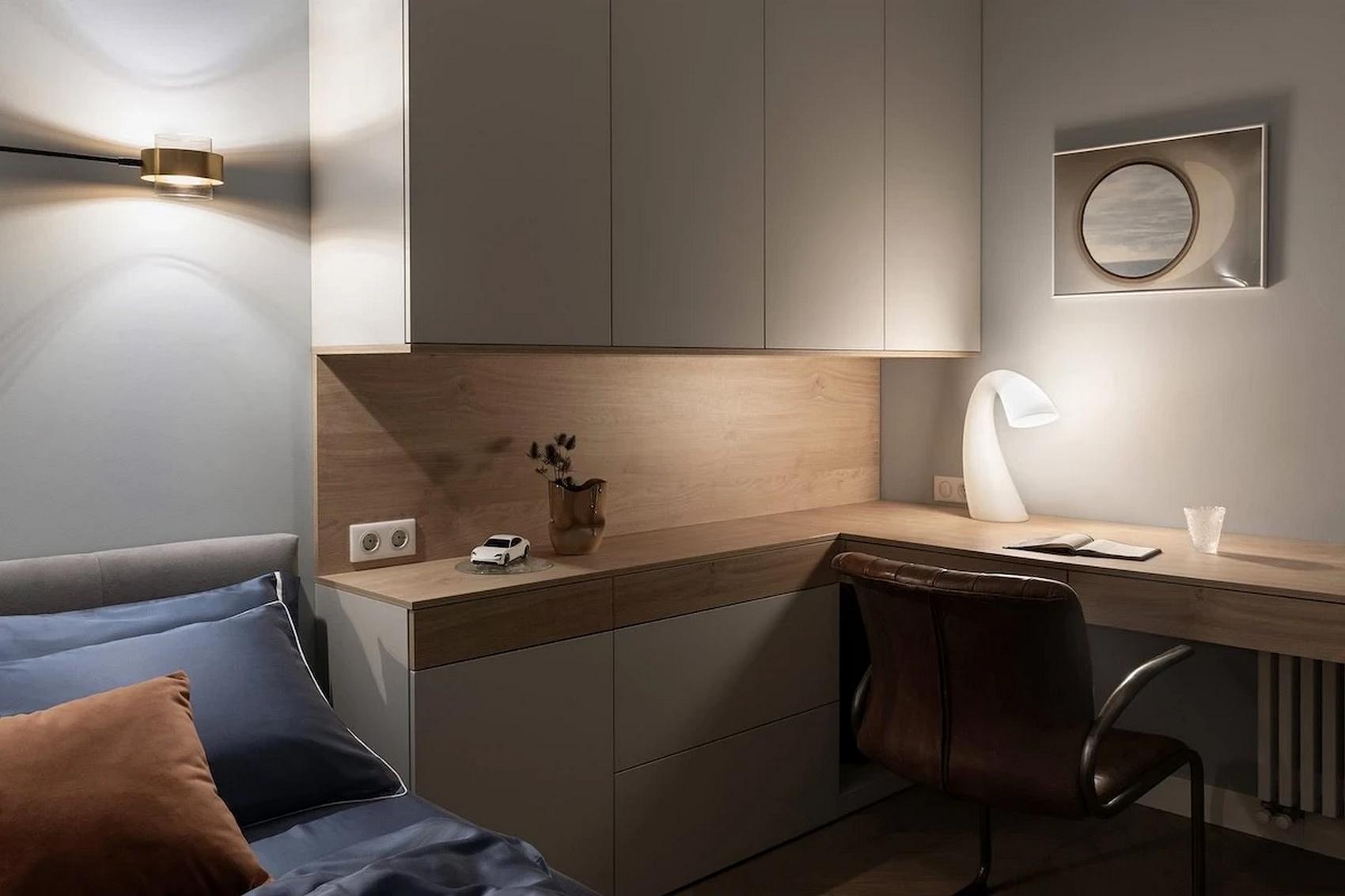 Melegséget sugárzó lágy szürke otthon, anya és kamasz fia otthona Melegséget sugárzó lágy szürke otthon, anya és kamasz fia otthona