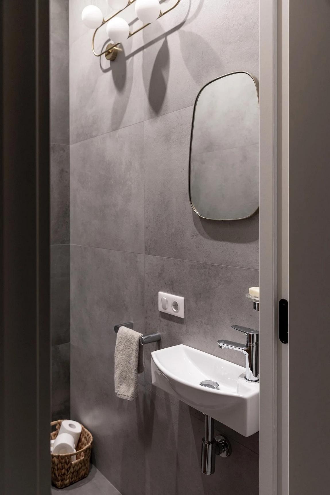 Melegséget sugárzó lágy szürke otthon, anya és kamasz fia otthona Melegséget sugárzó lágy szürke otthon, anya és kamasz fia otthona