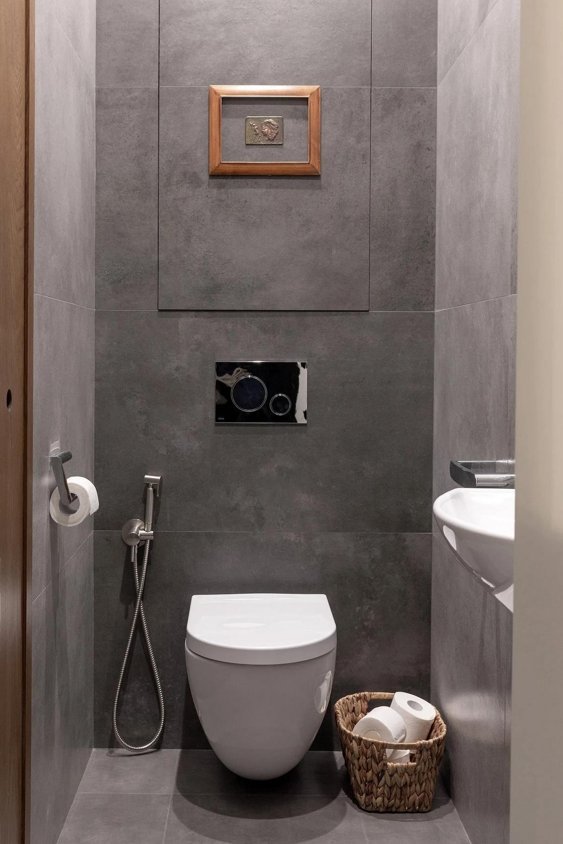 Melegséget sugárzó lágy szürke otthon, anya és kamasz fia otthona Melegséget sugárzó lágy szürke otthon, anya és kamasz fia otthona