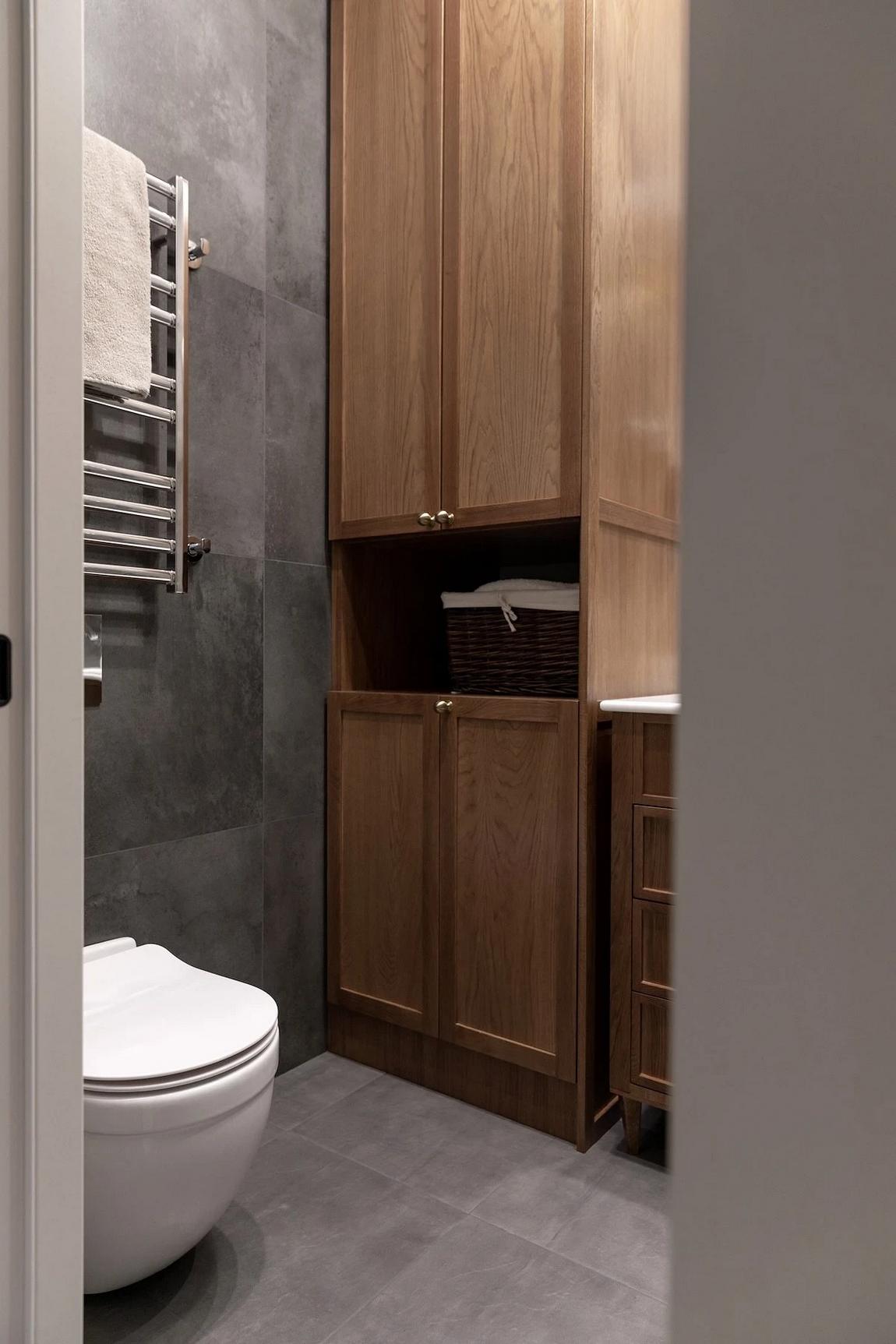 Melegséget sugárzó lágy szürke otthon, anya és kamasz fia otthona Melegséget sugárzó lágy szürke otthon, anya és kamasz fia otthona