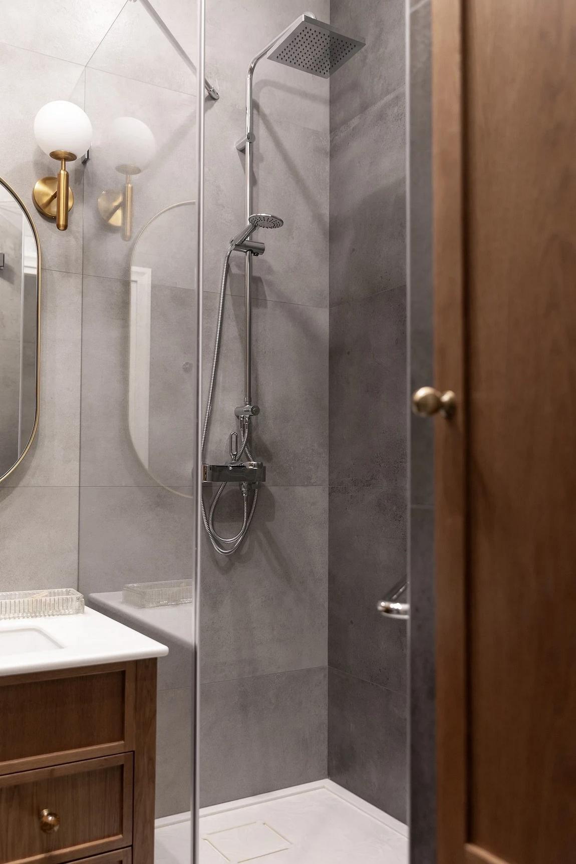 Melegséget sugárzó lágy szürke otthon, anya és kamasz fia otthona Melegséget sugárzó lágy szürke otthon, anya és kamasz fia otthona