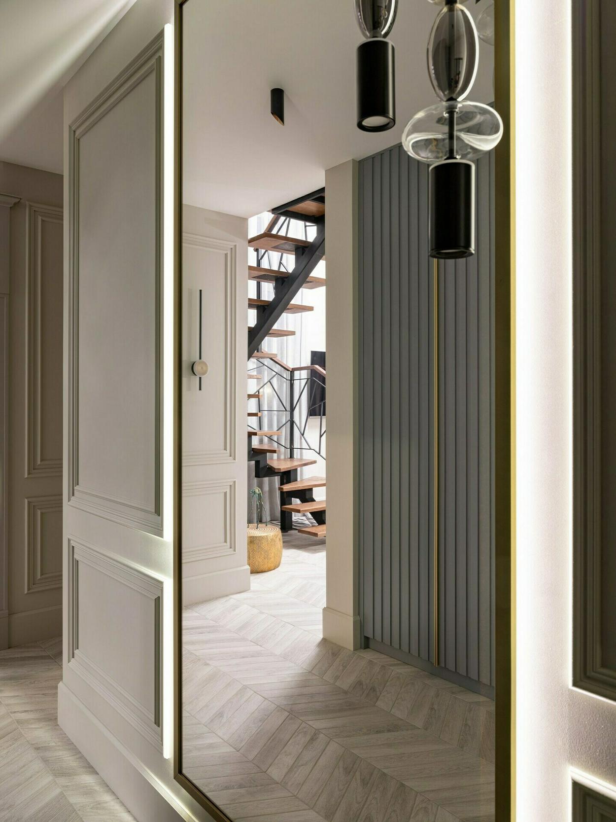 Négy szoba, két szint, több stílus: lakás, ahol a klasszikus részletek és a modern funkcionalitás találkoznak Négy szoba, két szint, több stílus: lakás, ahol a klasszikus részletek és a modern funkcionalitás találkoznak