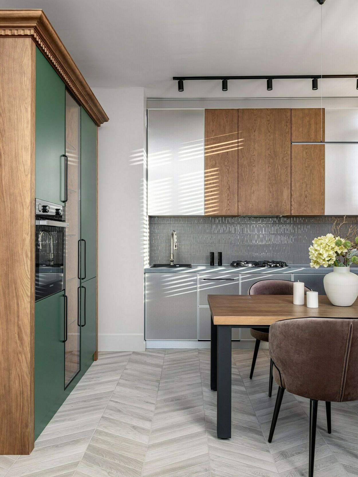 Négy szoba, két szint, több stílus: lakás, ahol a klasszikus részletek és a modern funkcionalitás találkoznak Négy szoba, két szint, több stílus: lakás, ahol a klasszikus részletek és a modern funkcionalitás találkoznak