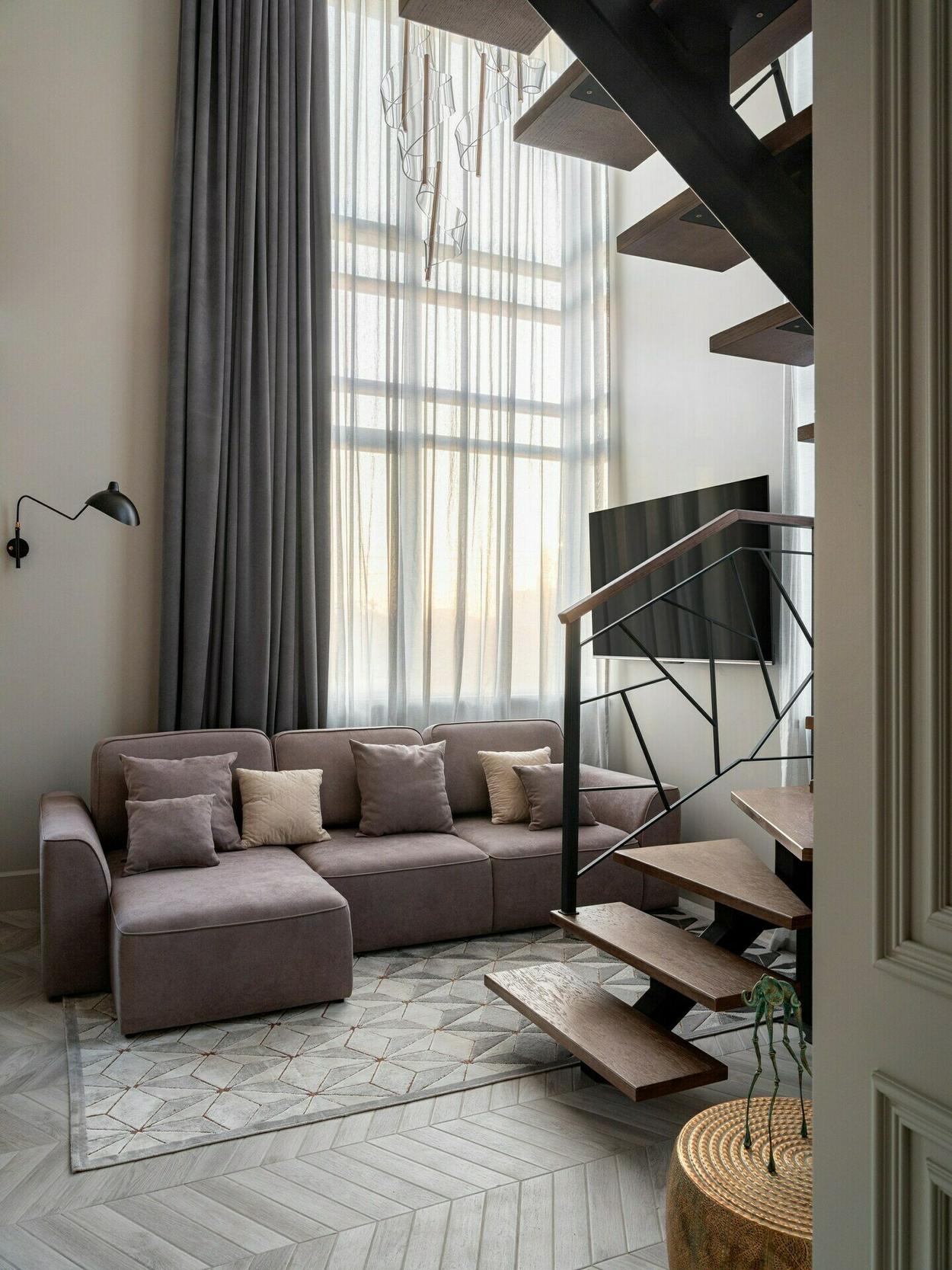 Négy szoba, két szint, több stílus: lakás, ahol a klasszikus részletek és a modern funkcionalitás találkoznak Négy szoba, két szint, több stílus: lakás, ahol a klasszikus részletek és a modern funkcionalitás találkoznak