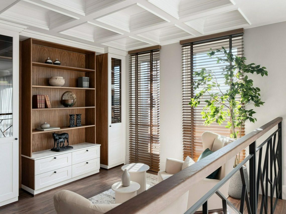 Négy szoba, két szint, több stílus: lakás, ahol a klasszikus részletek és a modern funkcionalitás találkoznak