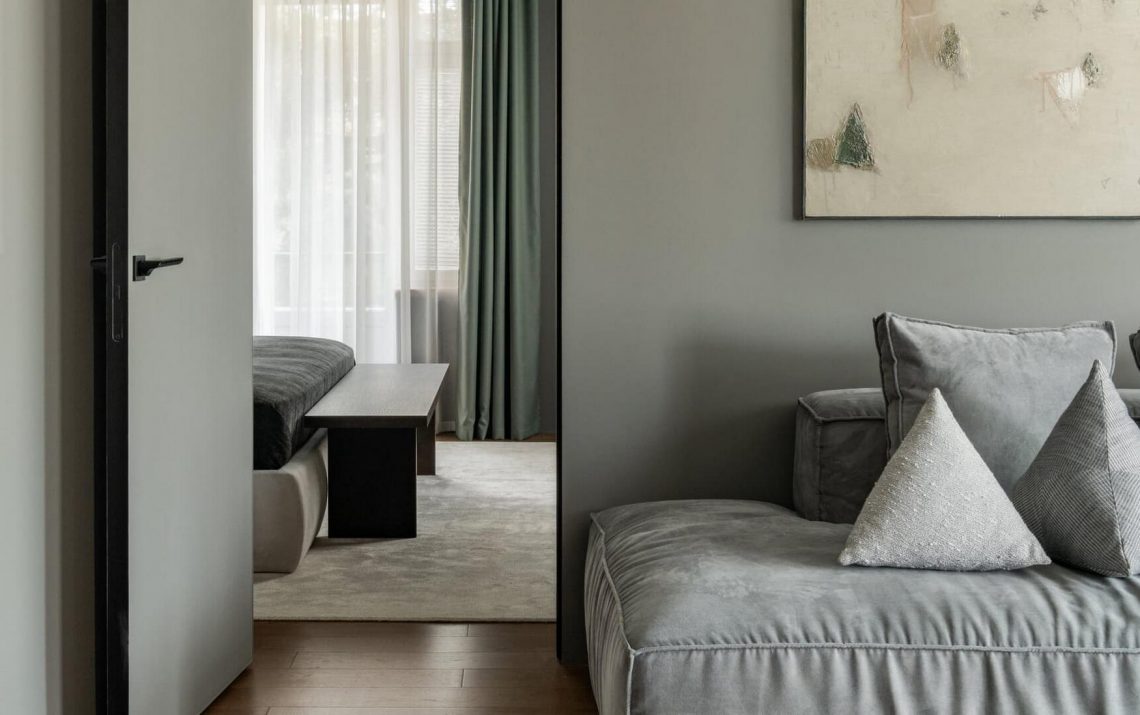 Nyugodt zöld színárnyalatok üzletember letisztult, modern otthonában