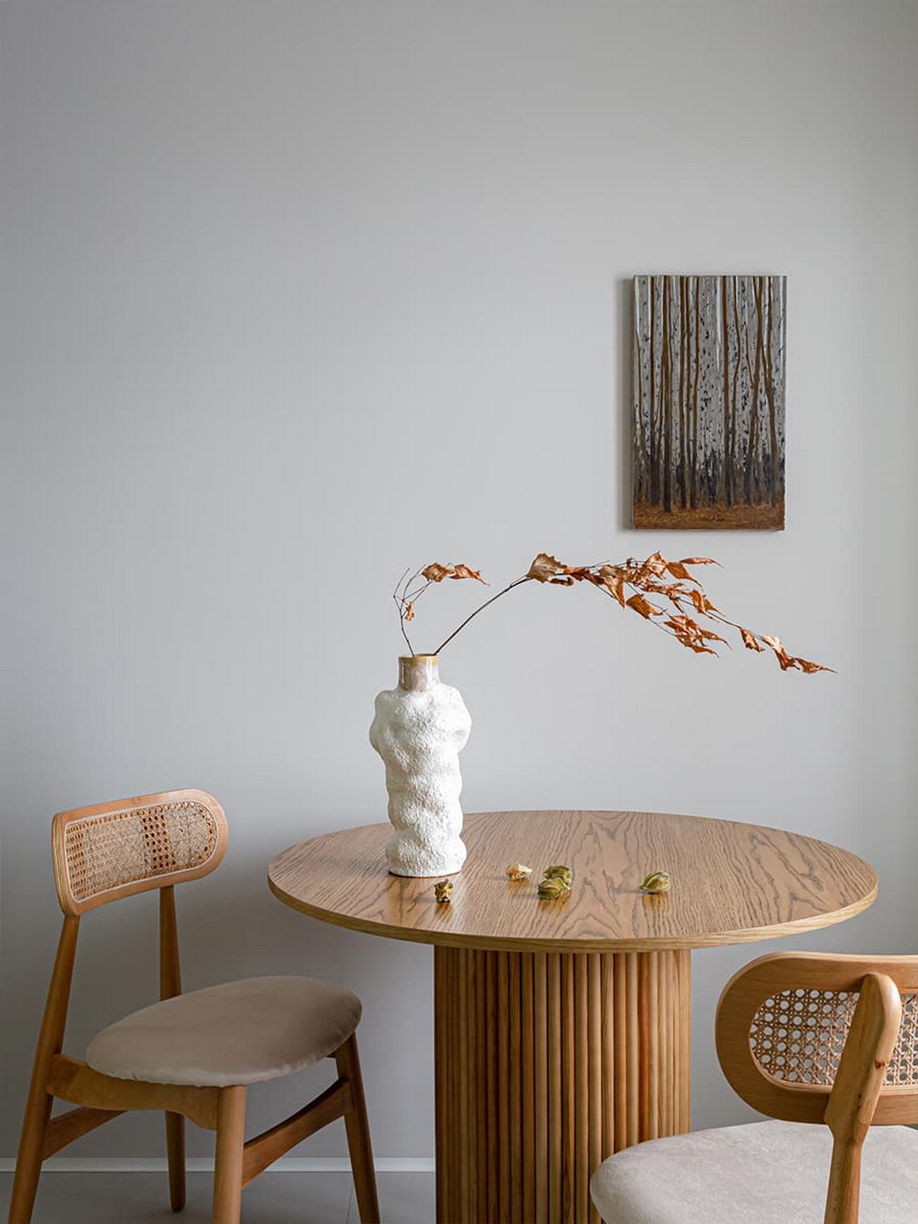 Pasztell zöld, fa reluxa és üvegfal: fiatal pár könnyed egyszerűséggel berendezett kis otthona Pasztell zöld, fa reluxa és üvegfal: fiatal pár könnyed egyszerűséggel berendezett kis otthona