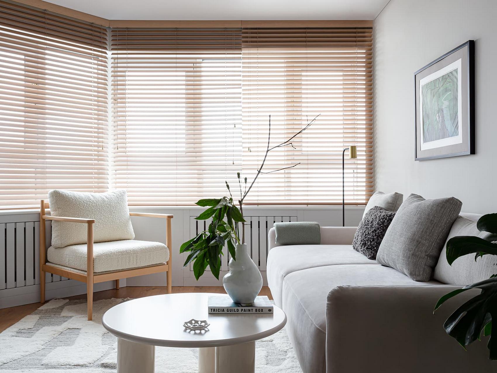 Pasztell zöld, fa reluxa és üvegfal: fiatal pár könnyed egyszerűséggel berendezett kis otthona Pasztell zöld, fa reluxa és üvegfal: fiatal pár könnyed egyszerűséggel berendezett kis otthona