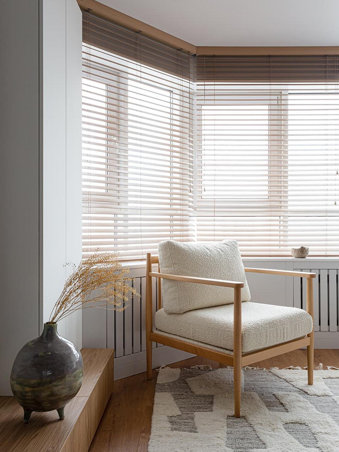 Pasztell zöld, fa reluxa és üvegfal: fiatal pár könnyed egyszerűséggel berendezett kis otthona Pasztell zöld, fa reluxa és üvegfal: fiatal pár könnyed egyszerűséggel berendezett kis otthona