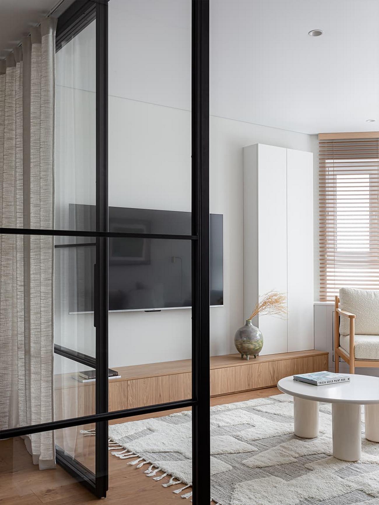 Pasztell zöld, fa reluxa és üvegfal: fiatal pár könnyed egyszerűséggel berendezett kis otthona Pasztell zöld, fa reluxa és üvegfal: fiatal pár könnyed egyszerűséggel berendezett kis otthona