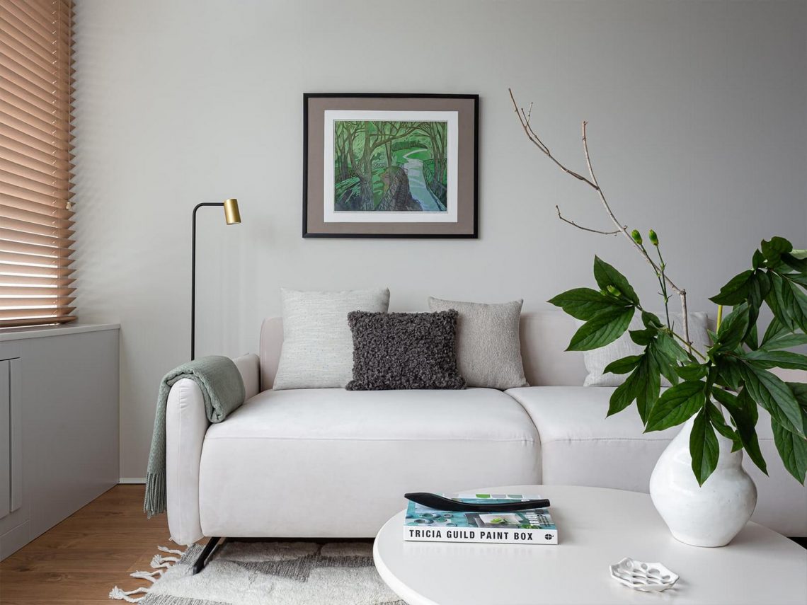 Pasztell zöld, fa reluxa és üvegfal: fiatal pár könnyed egyszerűséggel berendezett kis otthona