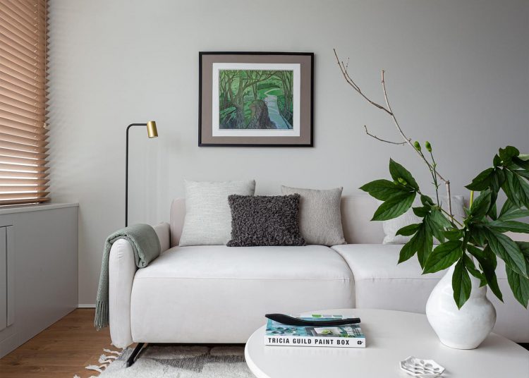 Pasztell zöld, fa reluxa és üvegfal: fiatal pár könnyed egyszerűséggel berendezett kis otthona