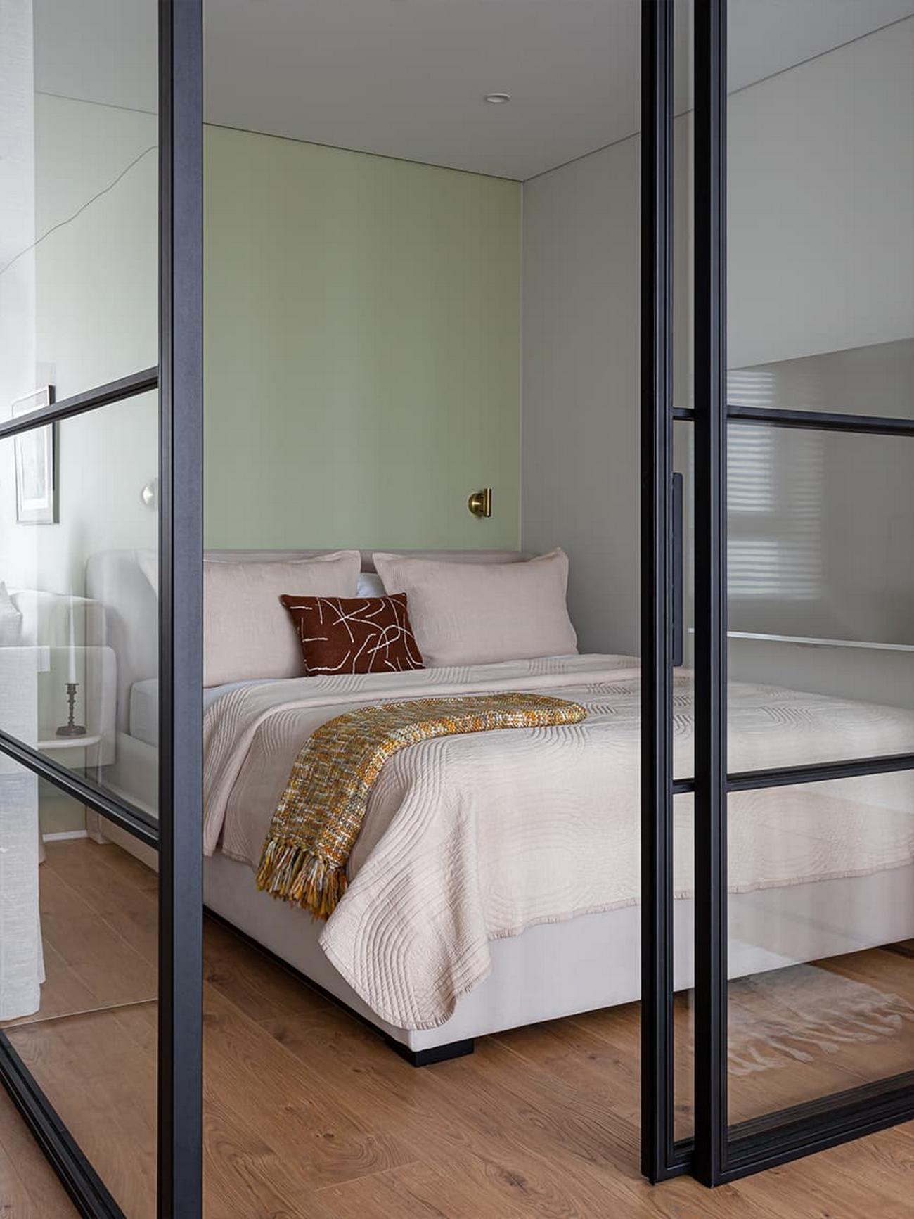 Pasztell zöld, fa reluxa és üvegfal: fiatal pár könnyed egyszerűséggel berendezett kis otthona Pasztell zöld, fa reluxa és üvegfal: fiatal pár könnyed egyszerűséggel berendezett kis otthona