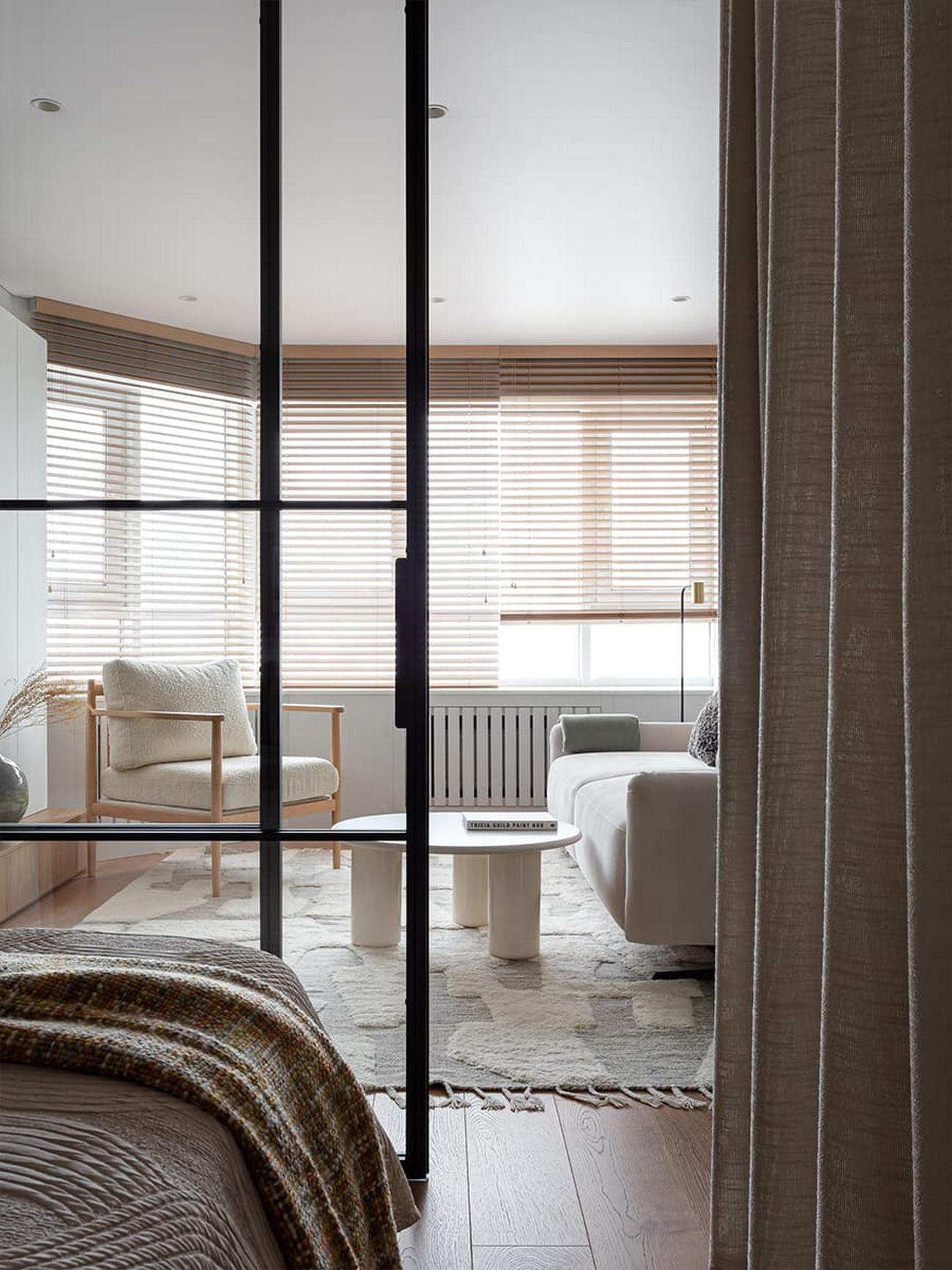 Pasztell zöld, fa reluxa és üvegfal: fiatal pár könnyed egyszerűséggel berendezett kis otthona Pasztell zöld, fa reluxa és üvegfal: fiatal pár könnyed egyszerűséggel berendezett kis otthona